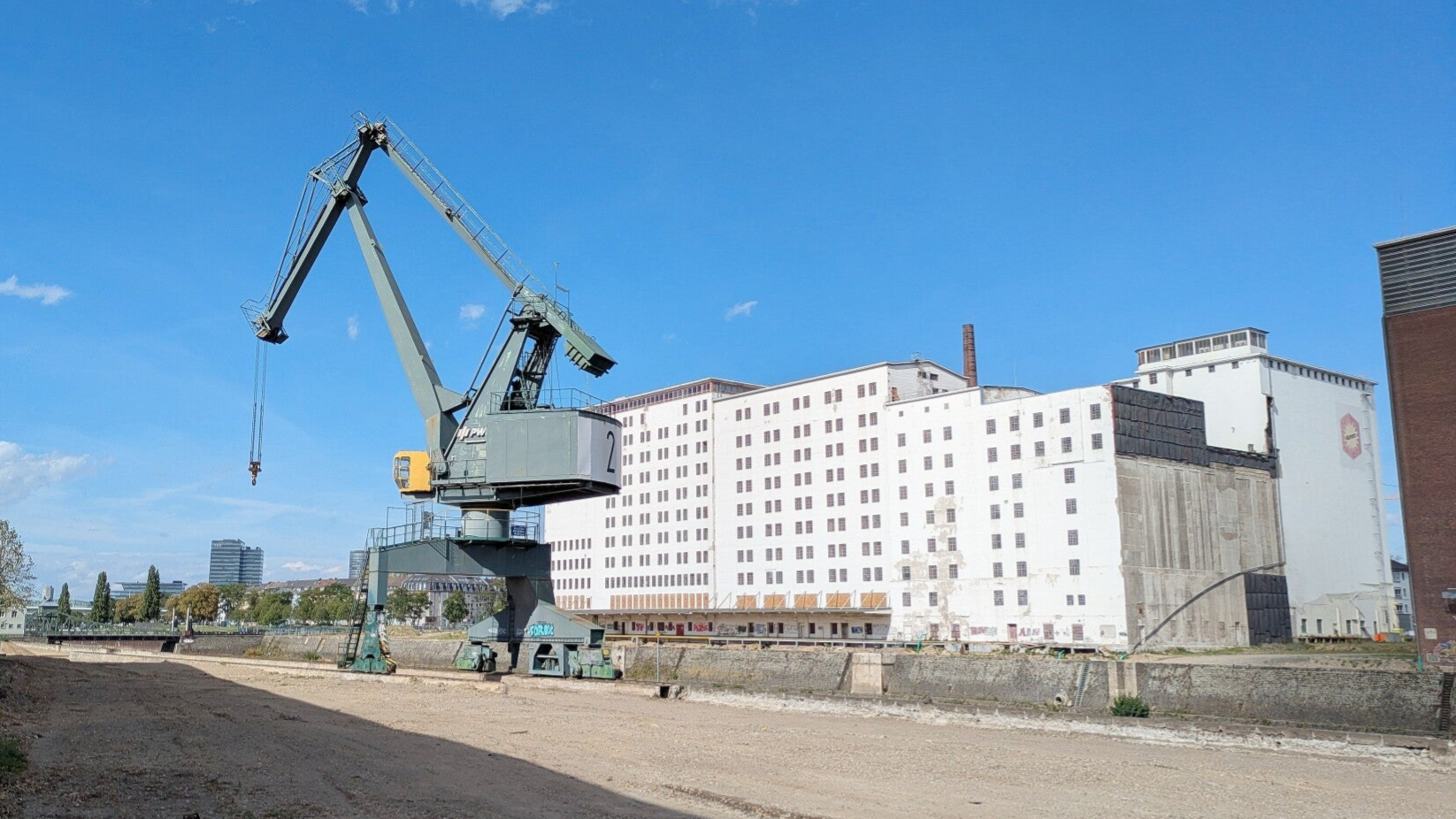 Ein Blick auf einen alten Lastenkran und im Hintergrud die Aurora Mühle in Köln Deutz