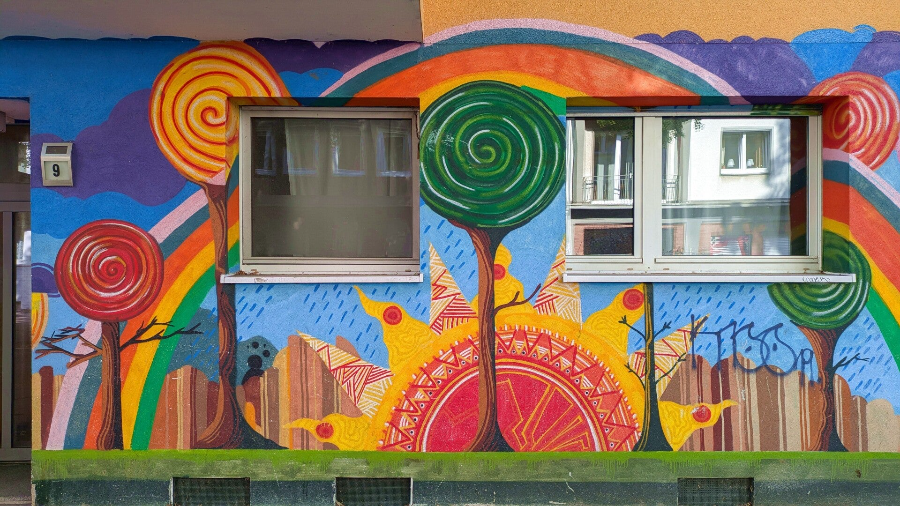 Bunt gestaltetes Garagentor mit StreetArt-Motiv – Köln