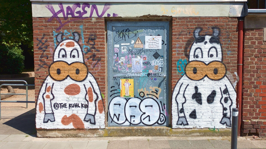  Zwei Kühe als StreetArt auf einem bunten Transformatorenhäuschen – Nippes