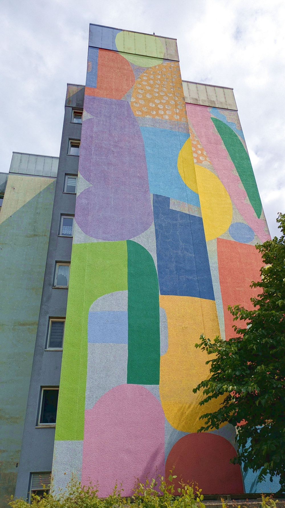 StreetArt am Hochhaus mit geometrischen Formen – Köln-Kalk