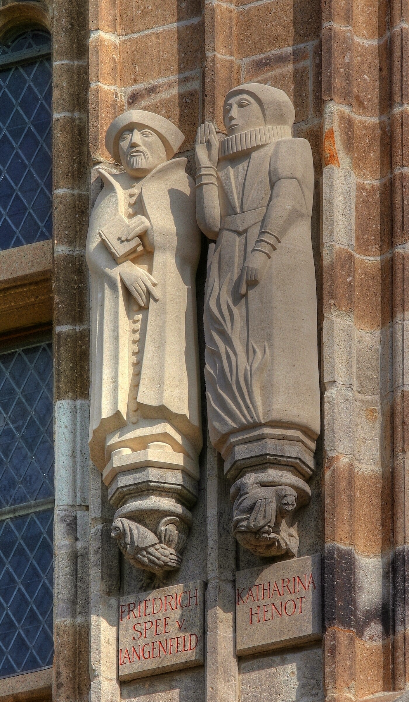 Blick auf eine Statue von Katharina Henot an dem Rathausturm in Köln