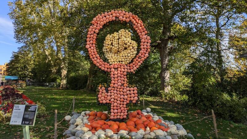 Kürbisfigur einer starken Faust, Symbol für FrauenPower, bei der Kürbisausstellung im Blühenden Barock Ludwigsburg