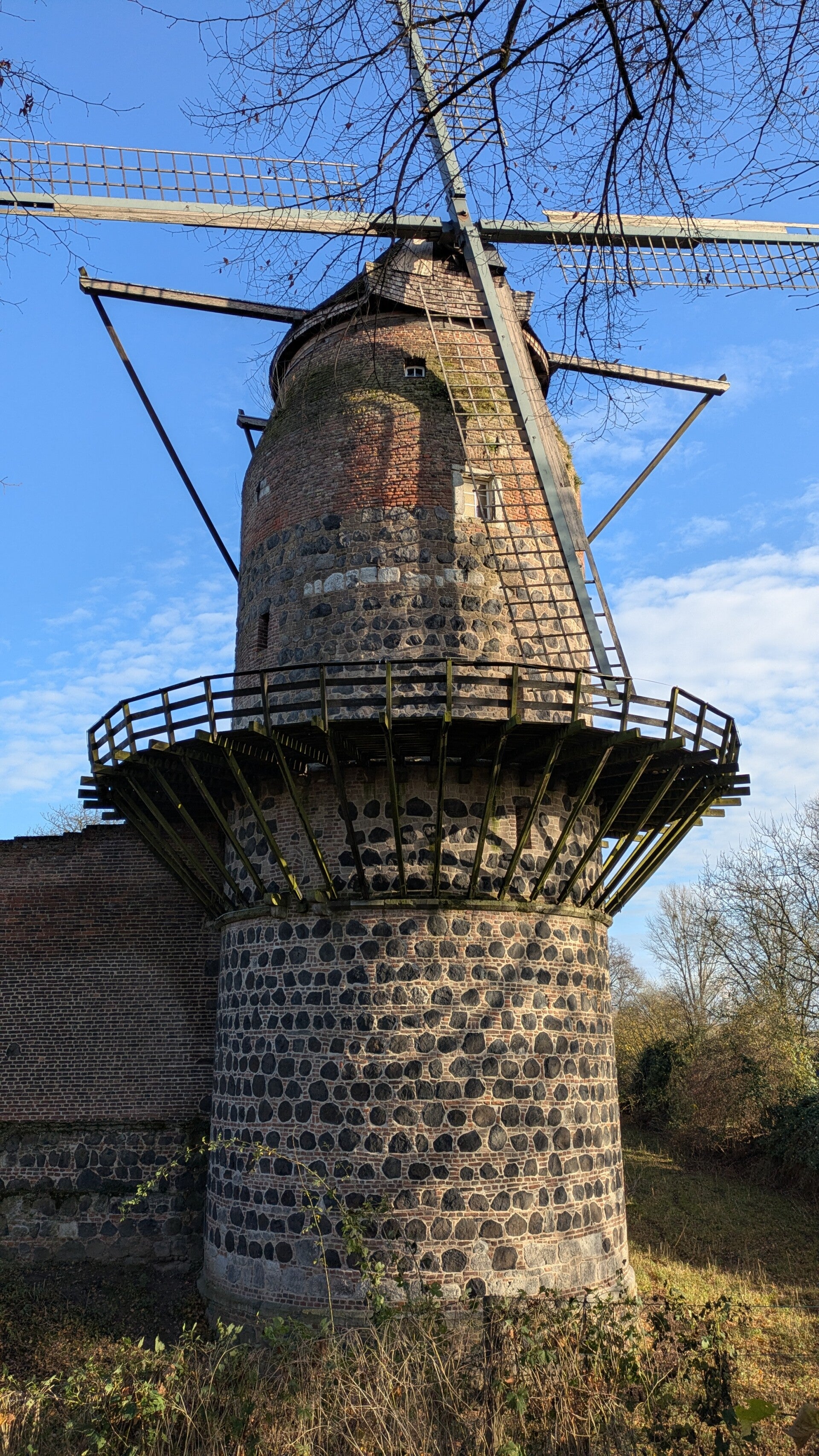 Historische Windmühle in Zons, die sich stolz gegen den Himmel erhebt