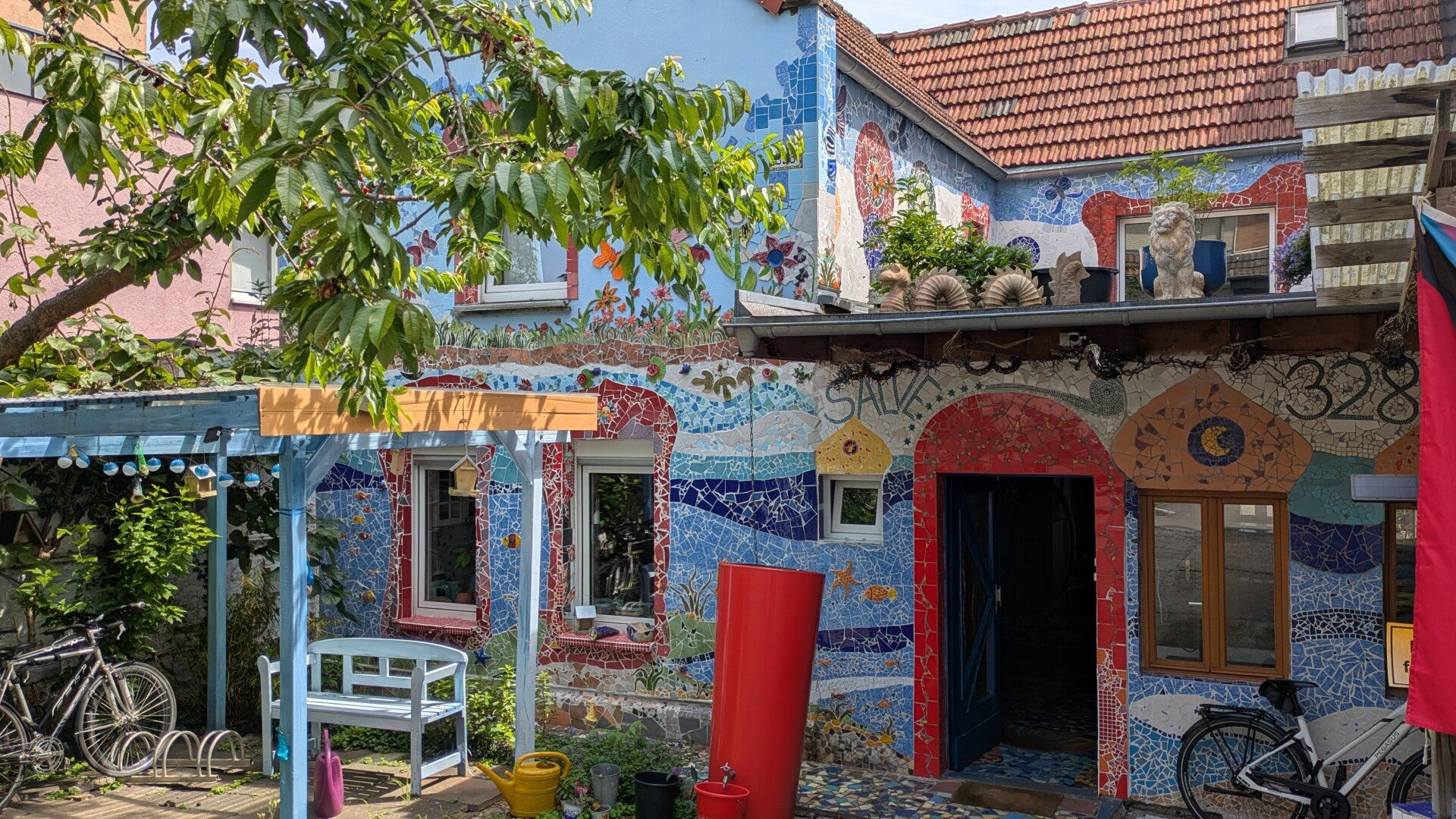 Buntes Haus mit Mosaikverzierung – StreetArt in Köln-Nippes