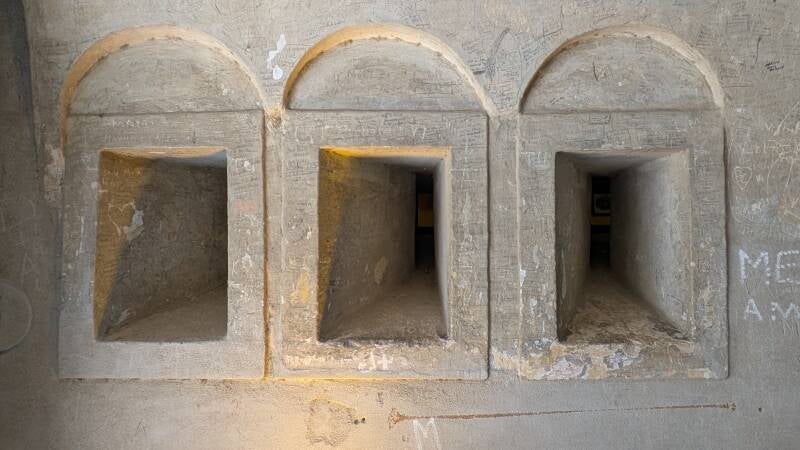 Schießscharten in der Festung Ehrenbreitstein in Koblenz – schmale Öffnungen zur Verteidigung mit Blick auf die Umgebung.