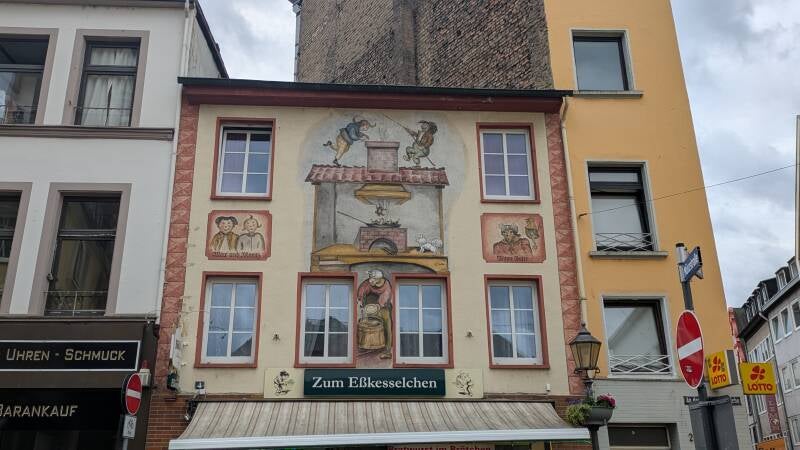 Bemalte Hausfassade in Koblenz mit einer Szene aus „Max und Moritz“ – liebevoll gestaltetes Wandbild.