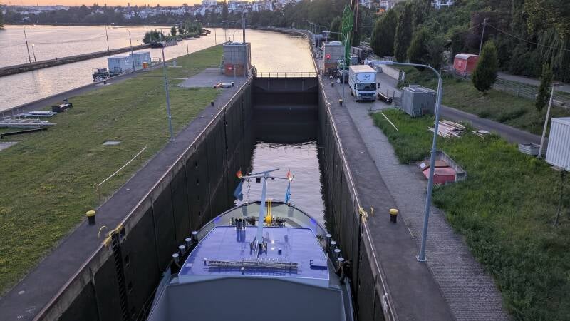 Schiff auf dem Weg in die Schleuse der Staustufe Koblenz zur Wasserstandsregulierung.