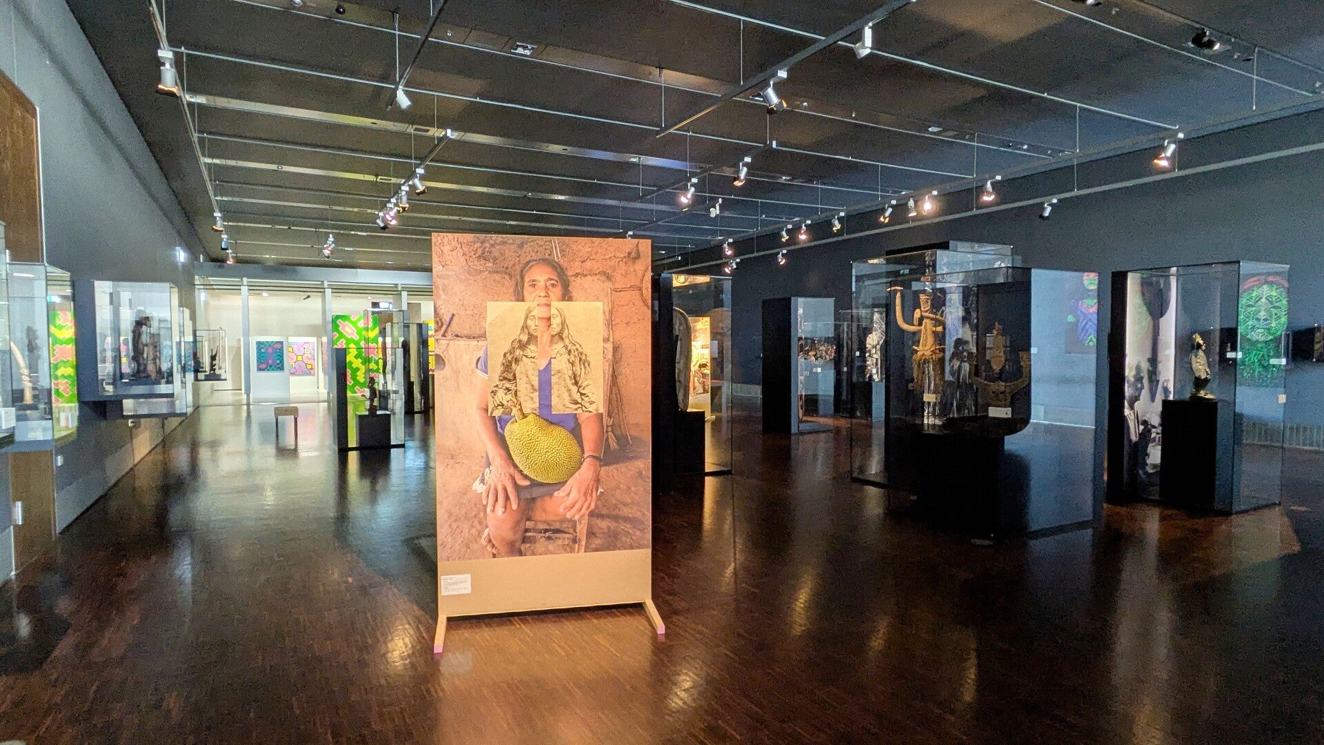 Starke Pawnee Nation Frau im Ausstellungsraum – Ausdruck von Kultur und Würde
