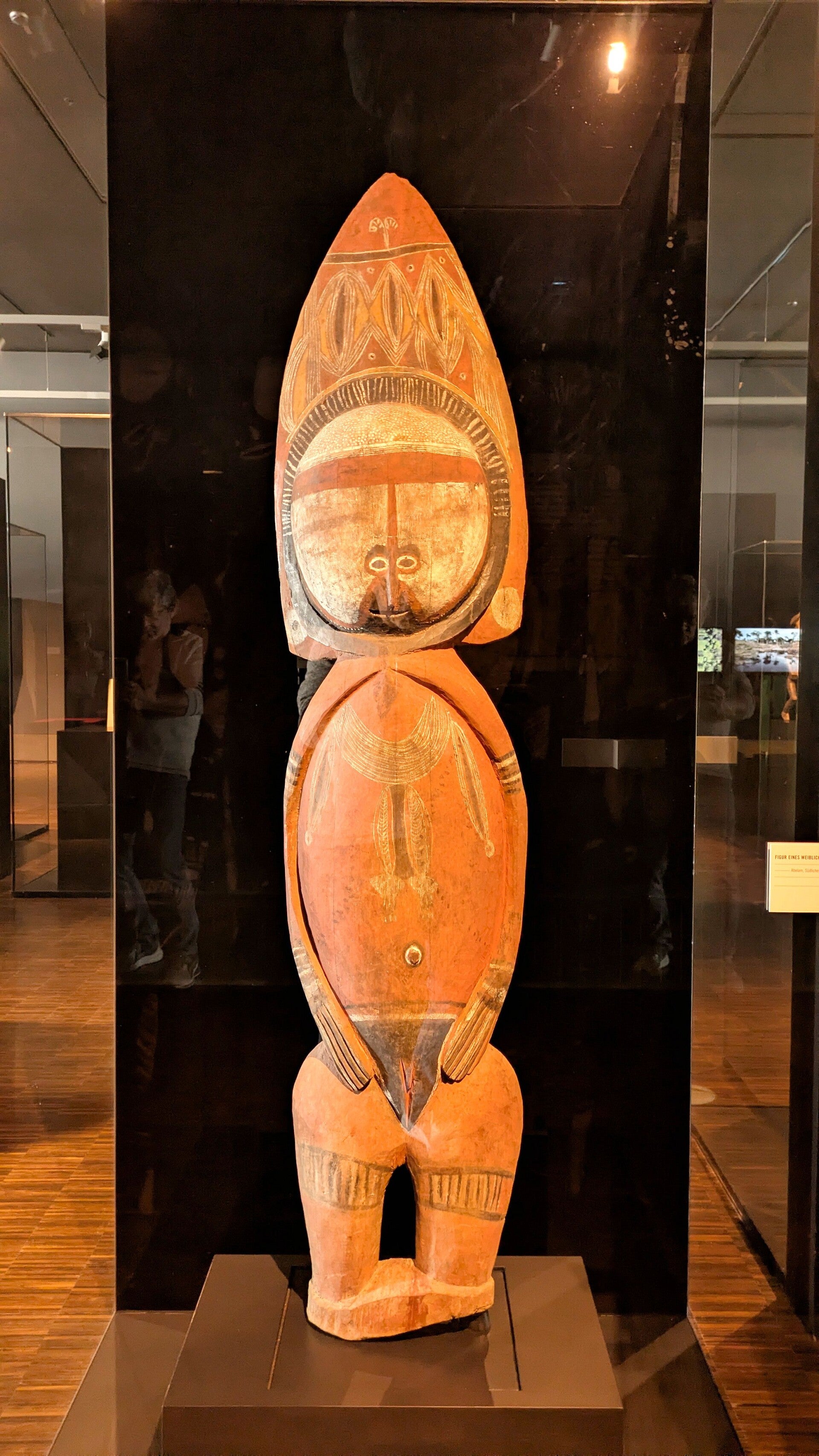 Handgeschnitzte Holzfigur aus traditioneller Kultur.