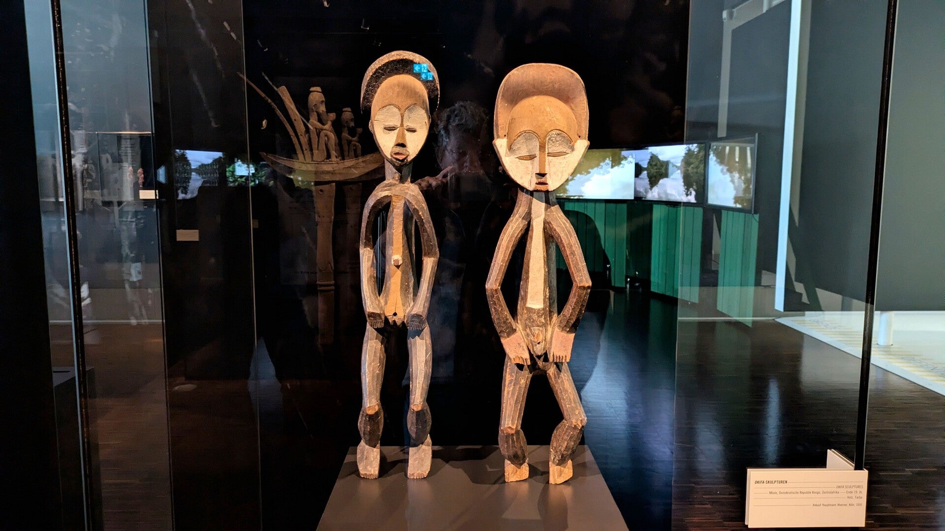 Traditionelle Holzfigur, kulturelles Kunstwerk.