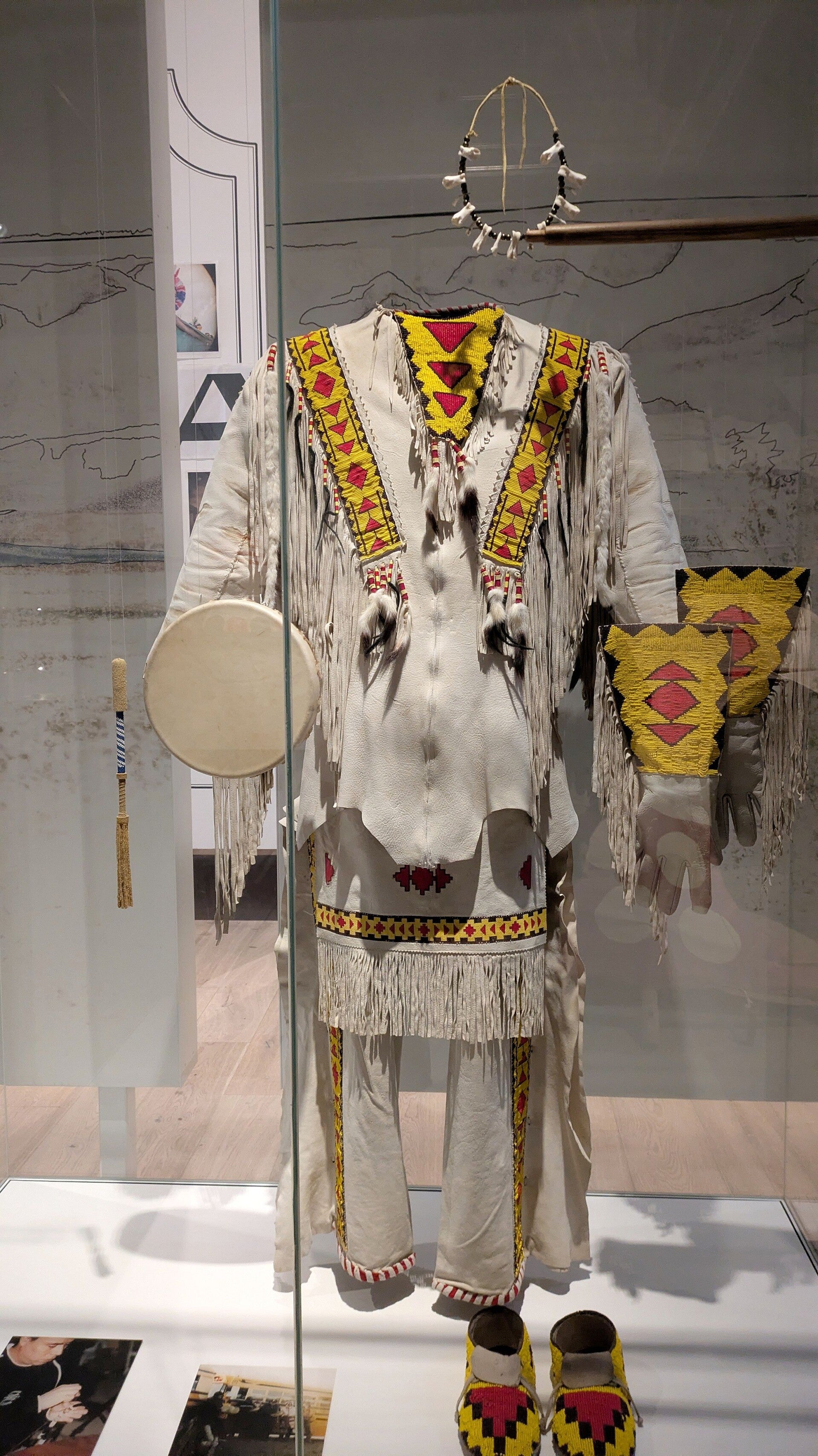Traditionelle Gewänder und Tipi im Freien.