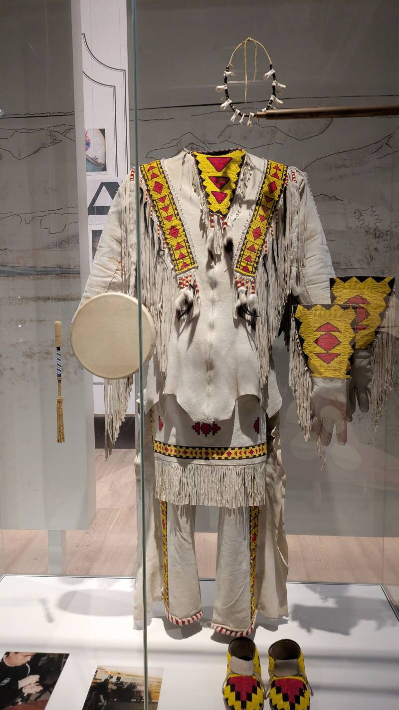 Traditionelle Gewänder und Tipi im Freien.