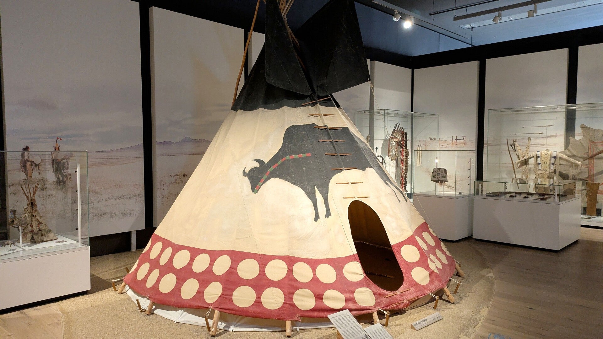Tipi und traditionelle Kleidung indigener Völker Nordamerikas.