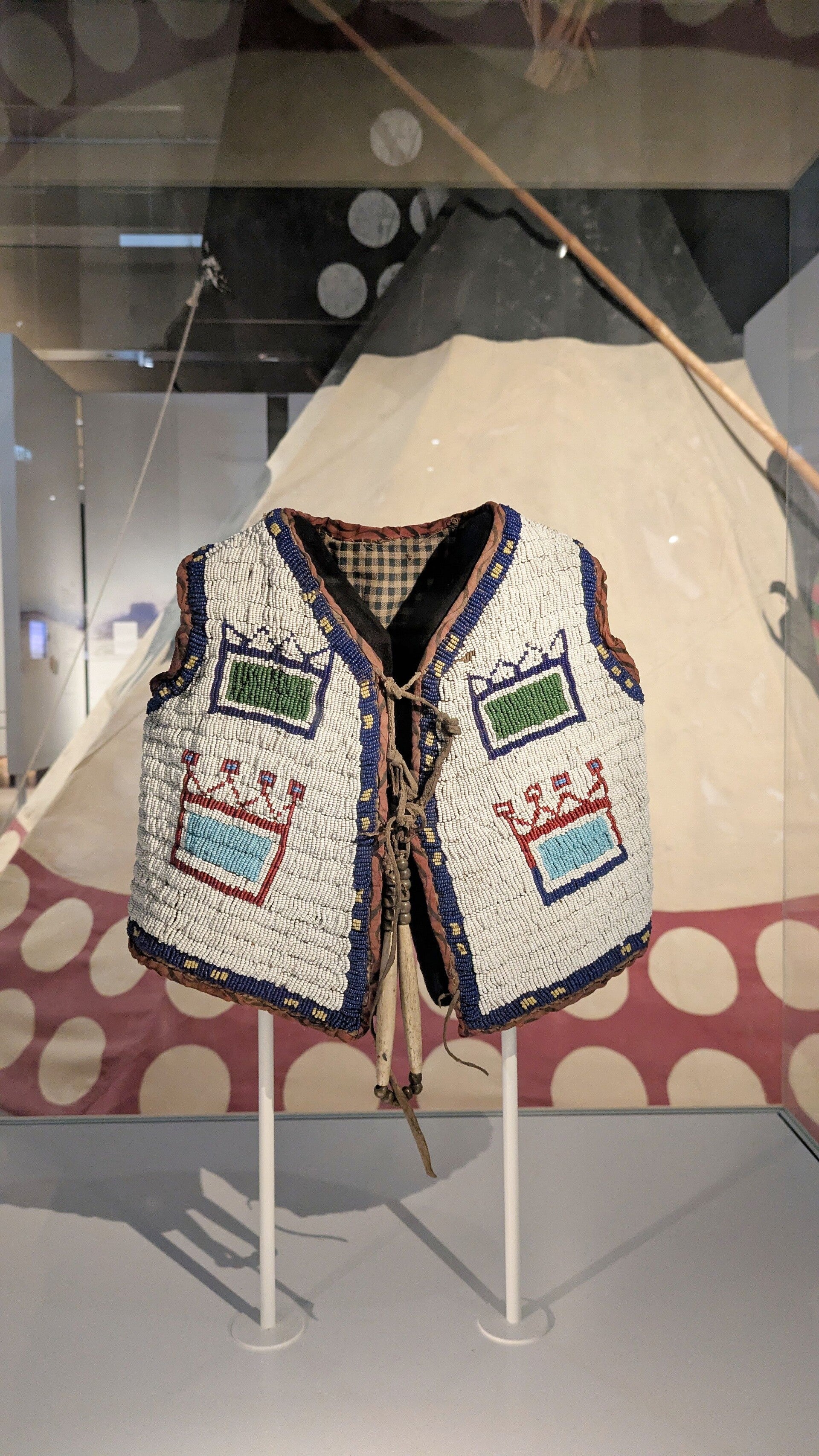 Traditionelle Gewänder und Tipi im Freien.