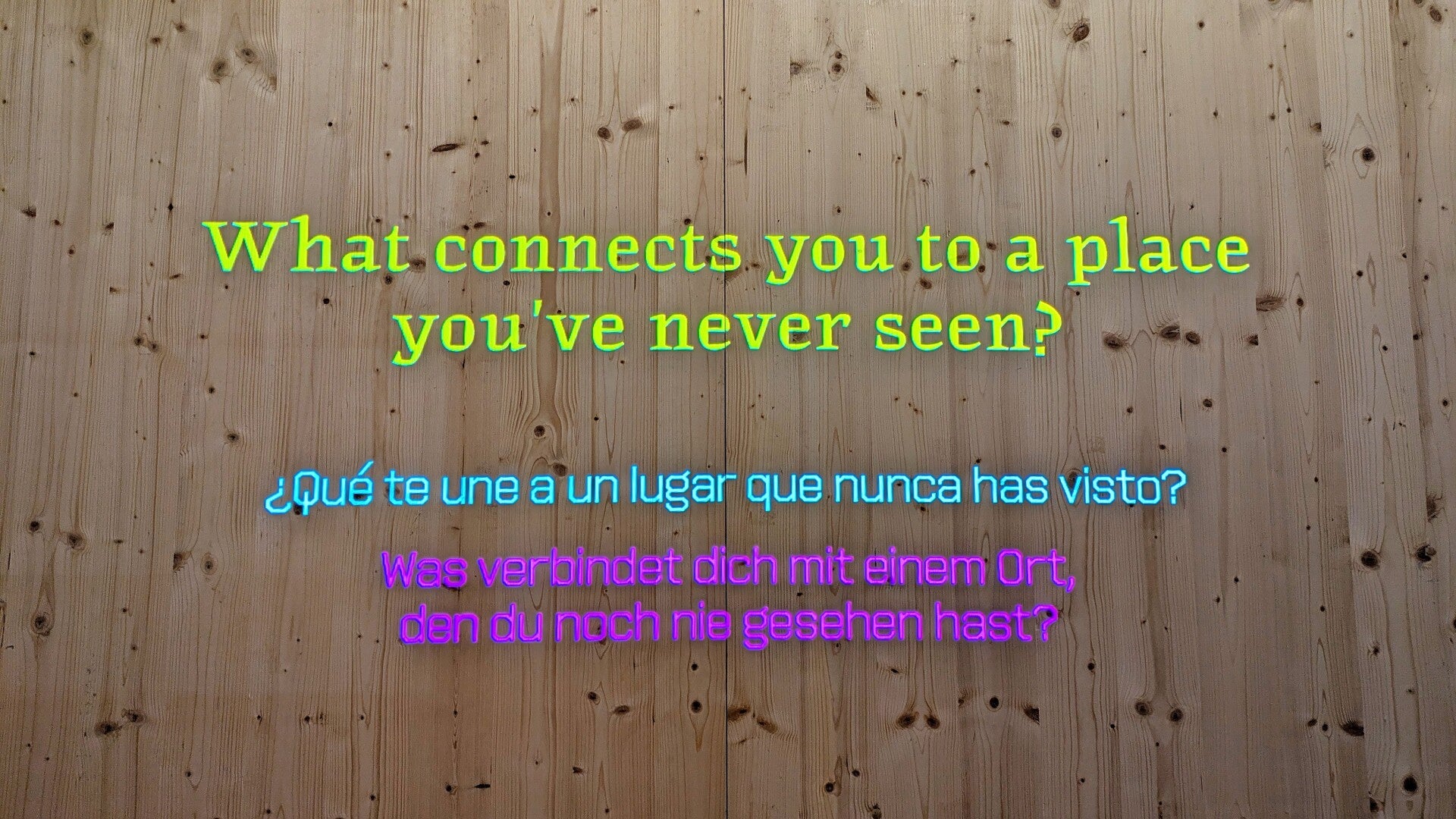 Kunstwerk mit einer nachdenklichen Frage über Natur und Technologie.