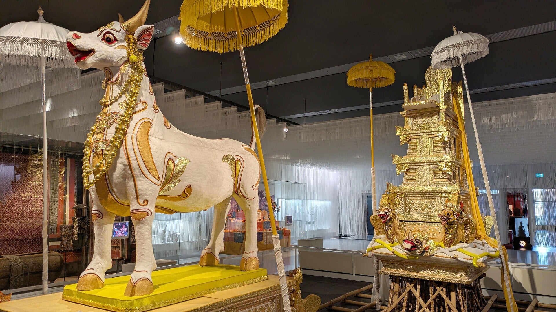 Skulptur eines goldenen Pferdes vor einem goldenen Thron