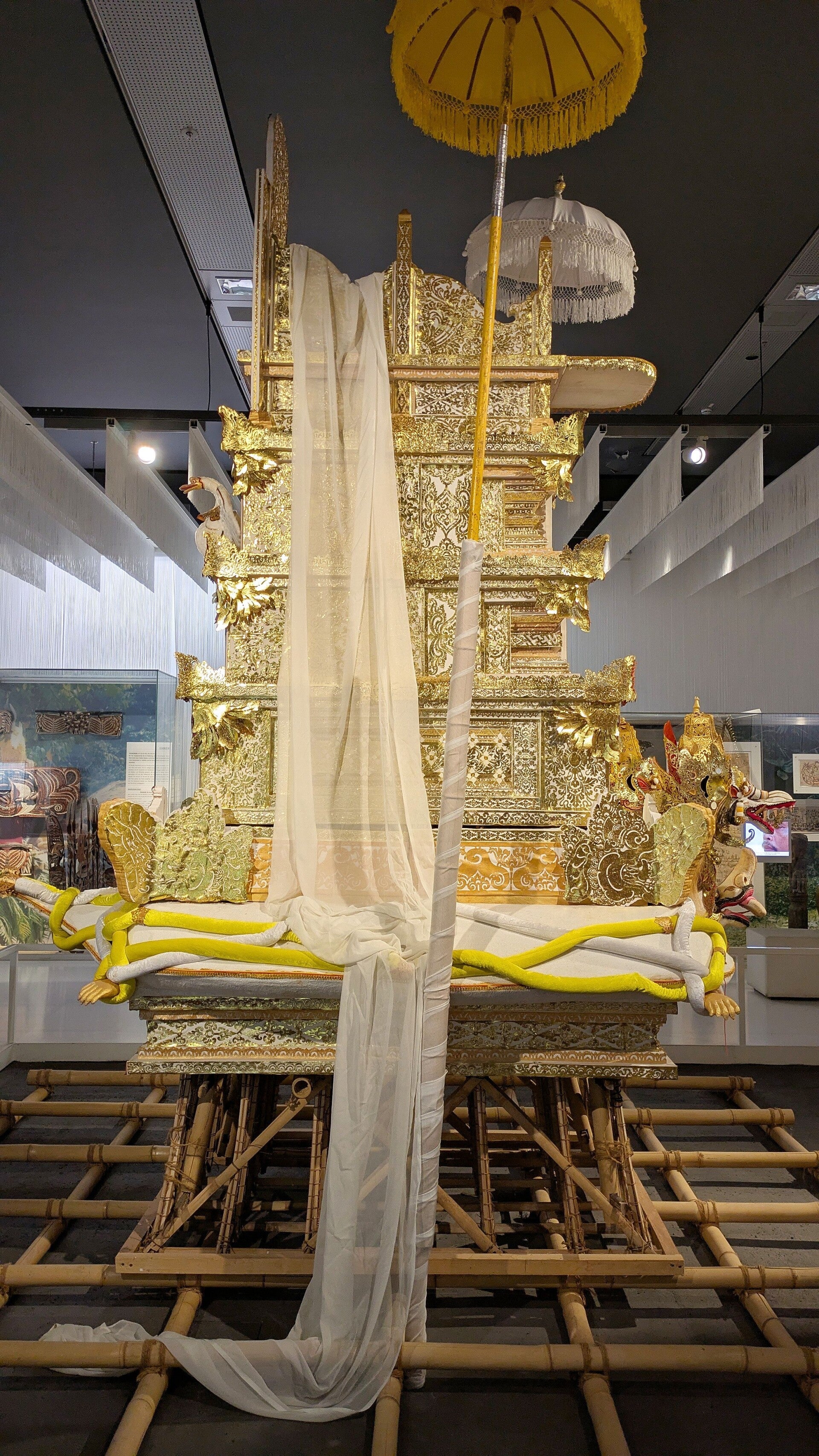 Skulptur eines goldenen Throns mit weissem Schleier