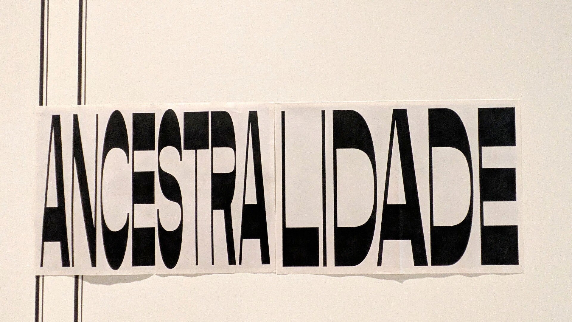 Ancestralidade - ein Bilderdruck auf einer Wand im Ausstellungsraum