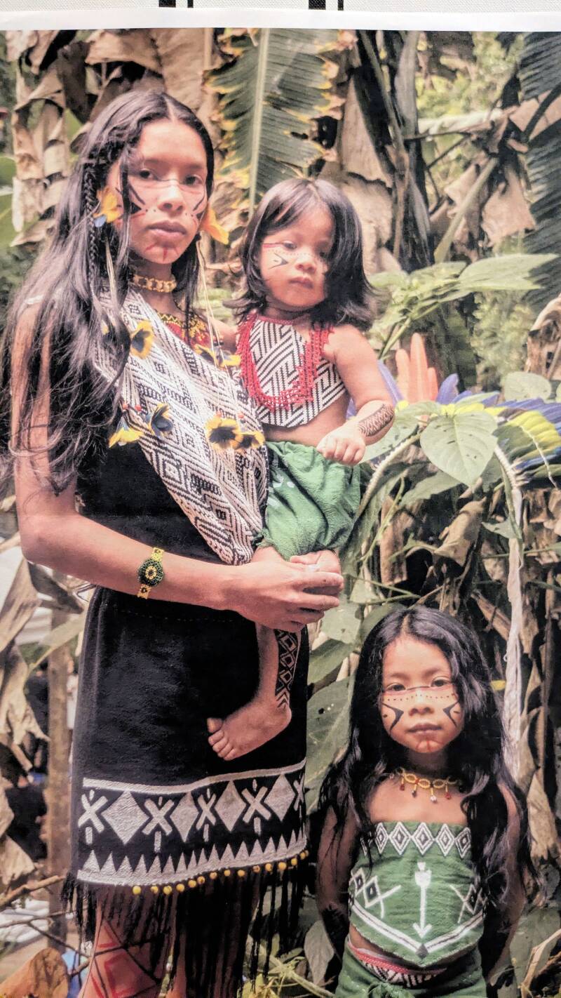 Eine Mutter mit zwei Kindern im Arm, im Amazonas mit schönen Schminke
