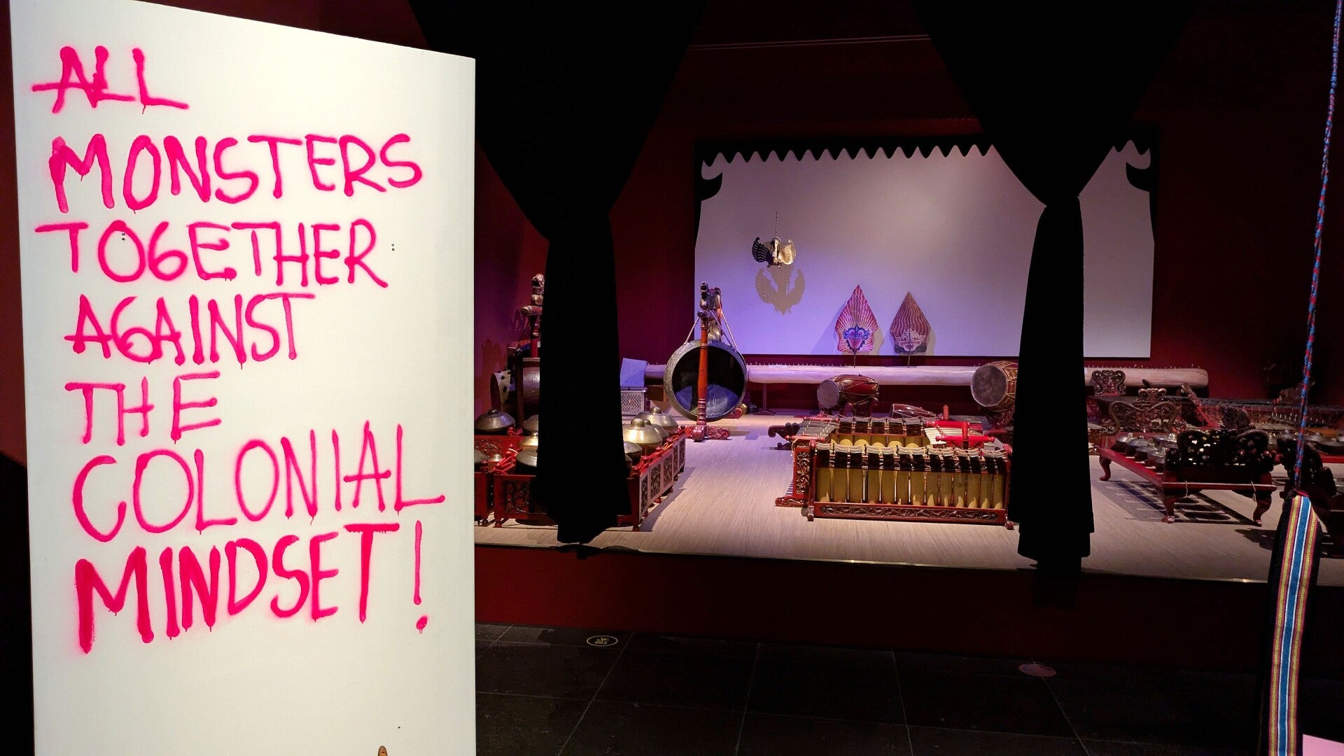 Bild mit Spraydose gesprayt in roter Farbe  mit dem Text: All monsters against the colonial mindset