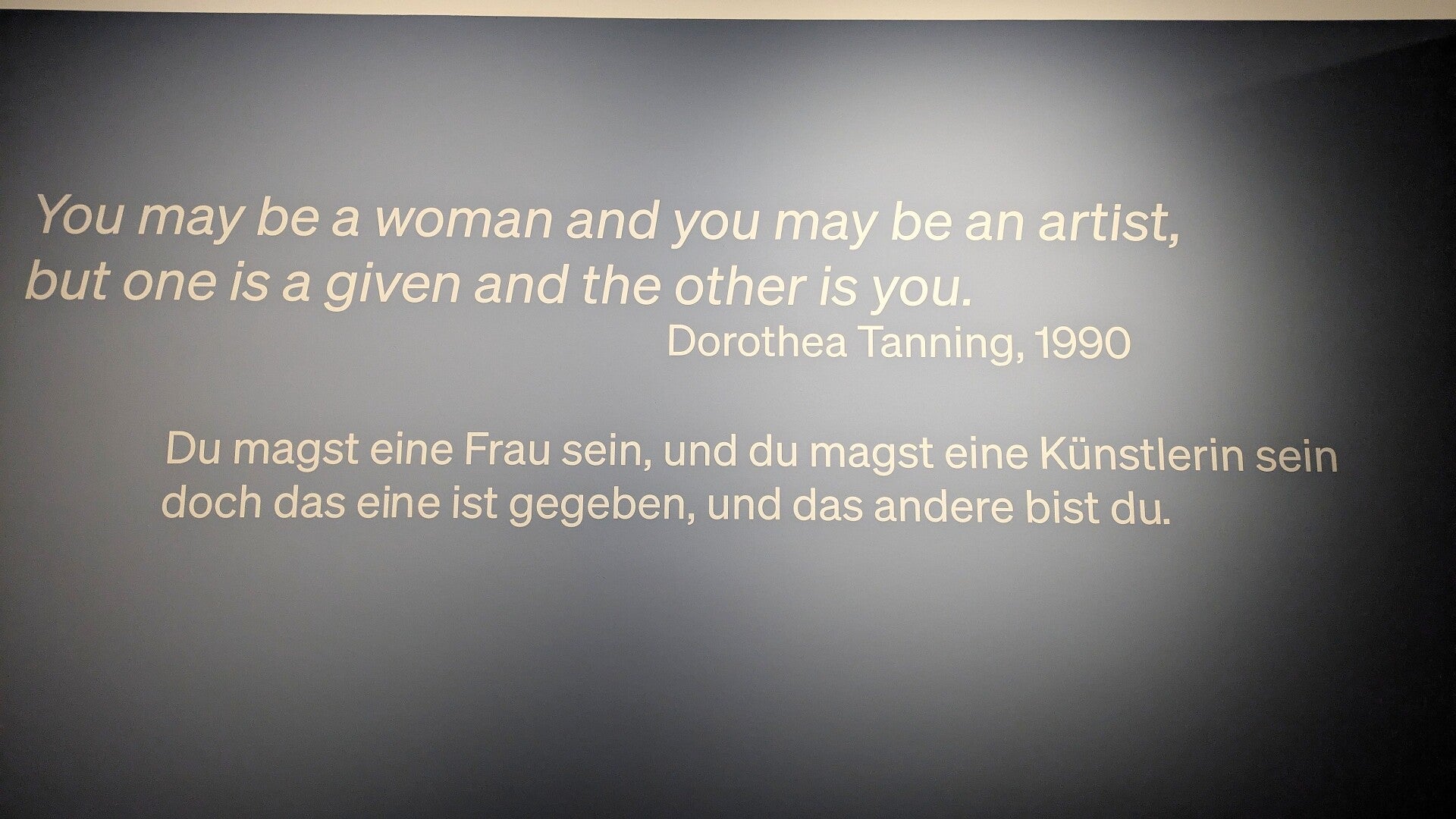 Ein Ausspruch der Künstlerin D. Tanning im Museum Makk