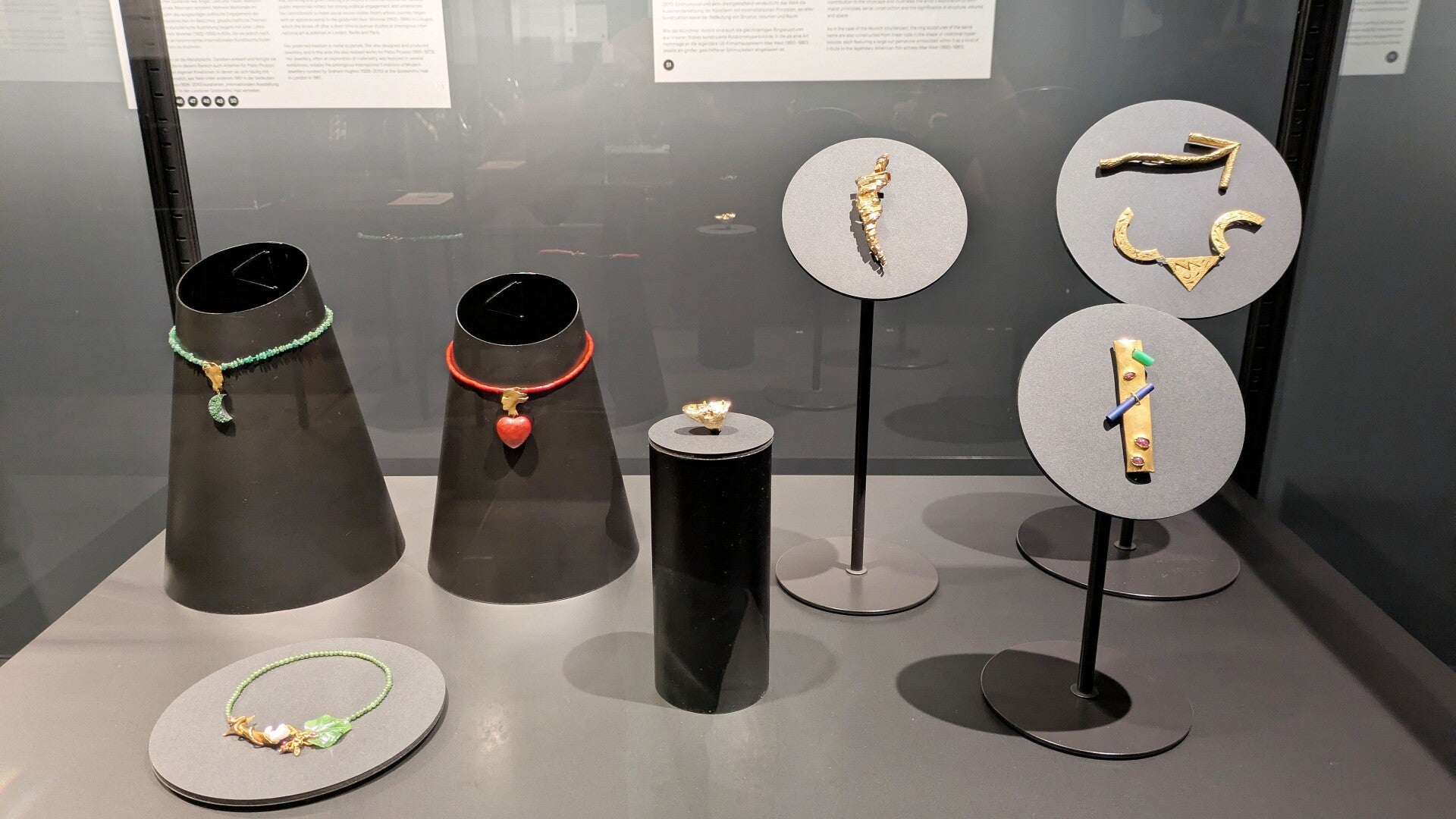 Zwischen Handwerk und Innovation – Eine moderne Schmuckskulptur