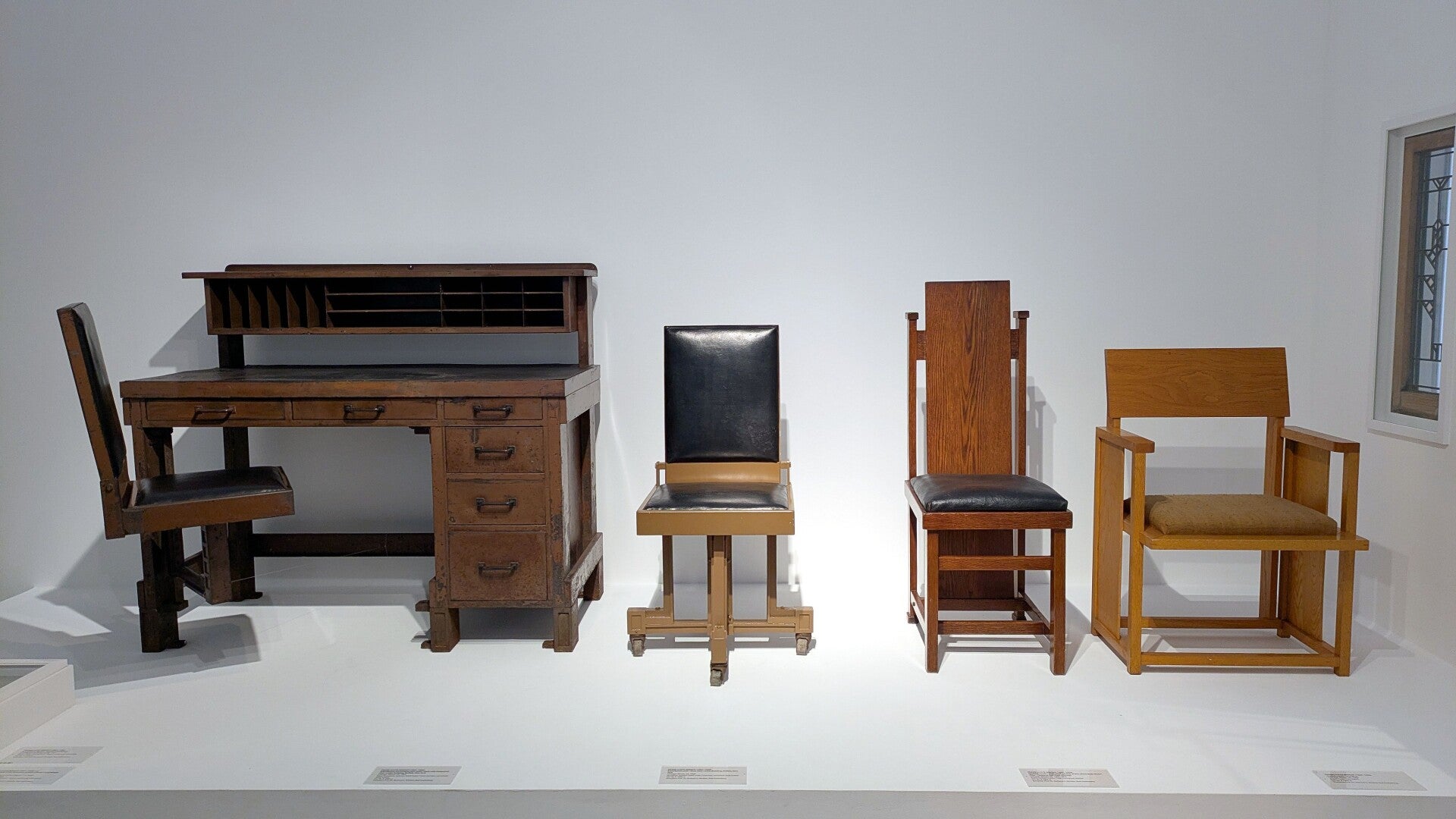 Schreibtisch  im Design der letzten Jahrzehnte im Museum MAKK