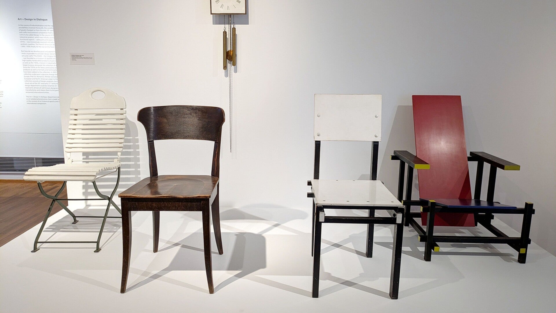 Bunte Stühle  im Design der letzten Jahrzehnte im Museum MAKK
