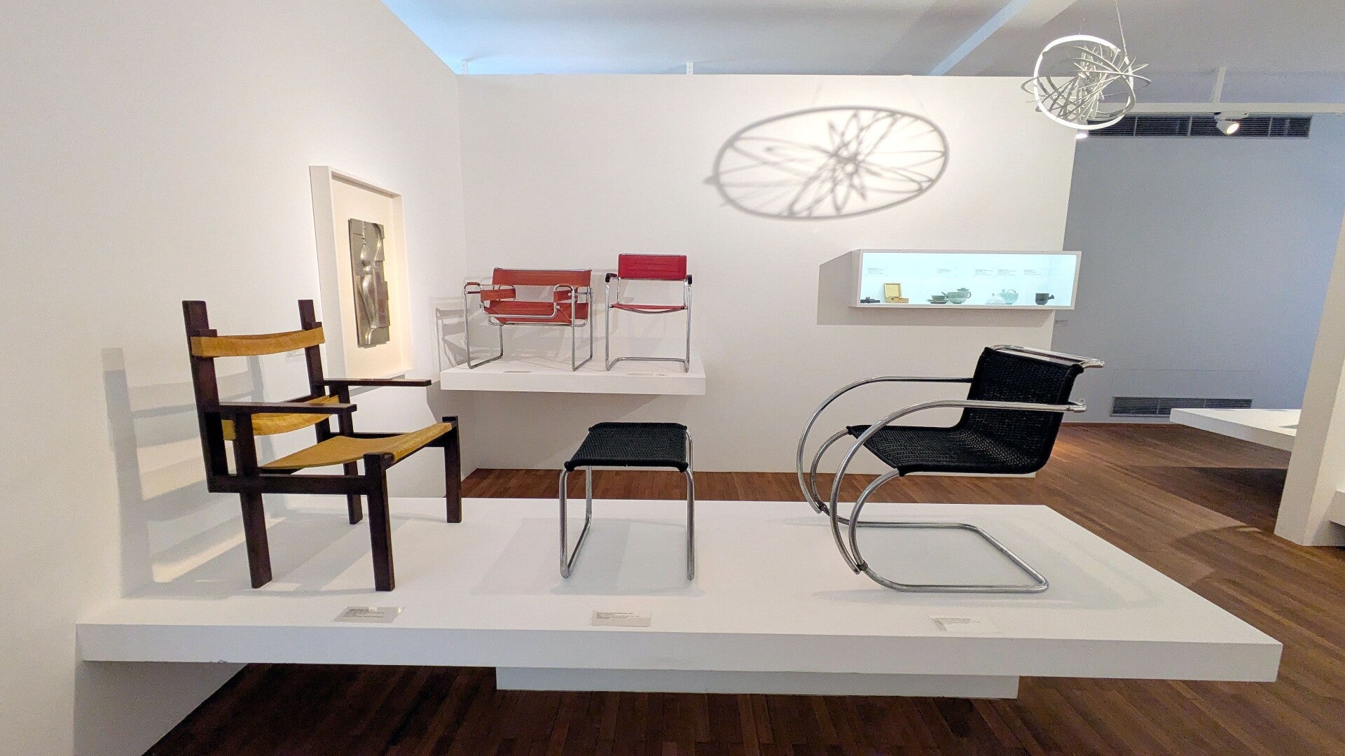 Verschiedene Stühle im Design der letzten Jahrzehnte im Museum MAKK