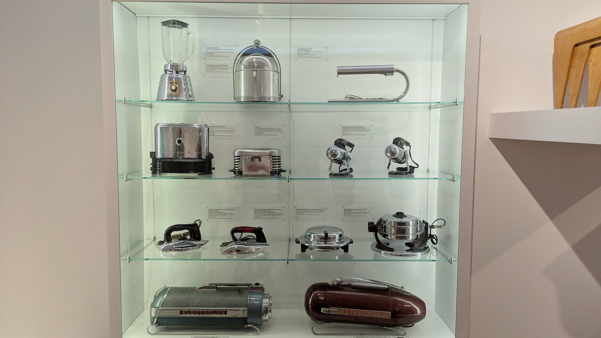 Mixgeräte und Toaster verchromt im Industriedesign vergangener Jahrzehnte im Museum MAKK