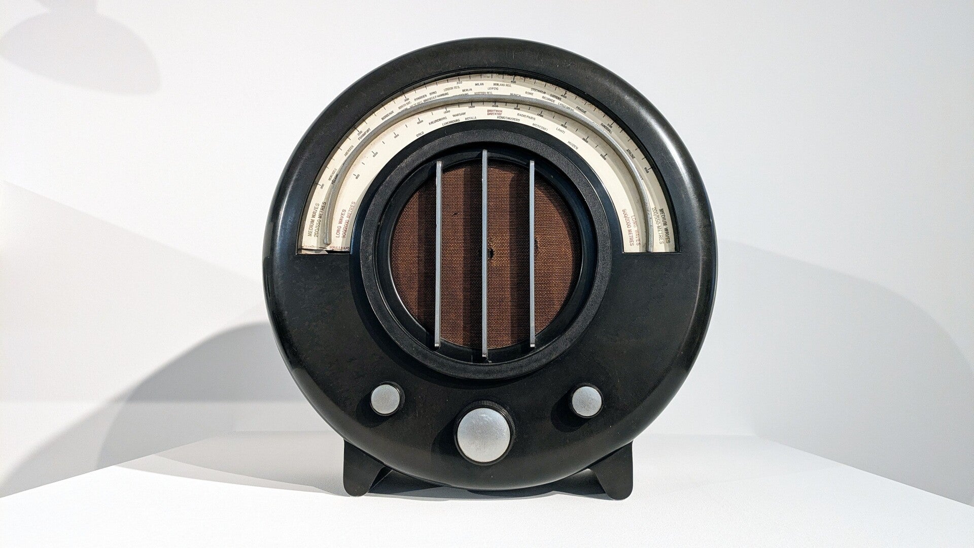 Radio im Industriedesign vergangener Jahrzehnte im Museum MAKK