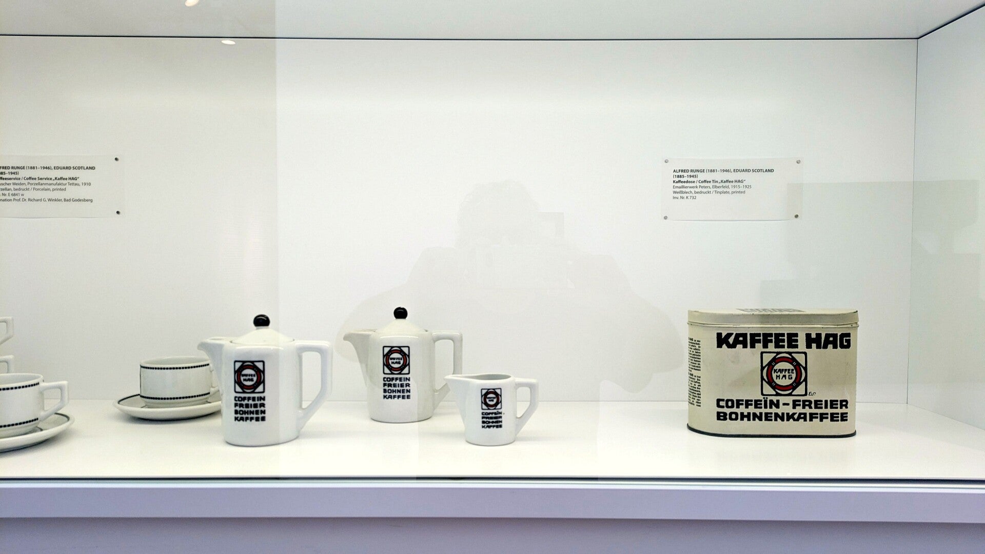 Historisches Kaffee-Hag-Set mit Kanne und Tassen im MAKK Köln