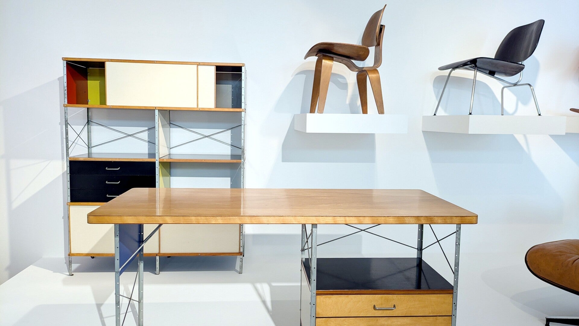 Farbenfrohe Regale  im Design der letzten Jahrzehnte im Museum MAKK