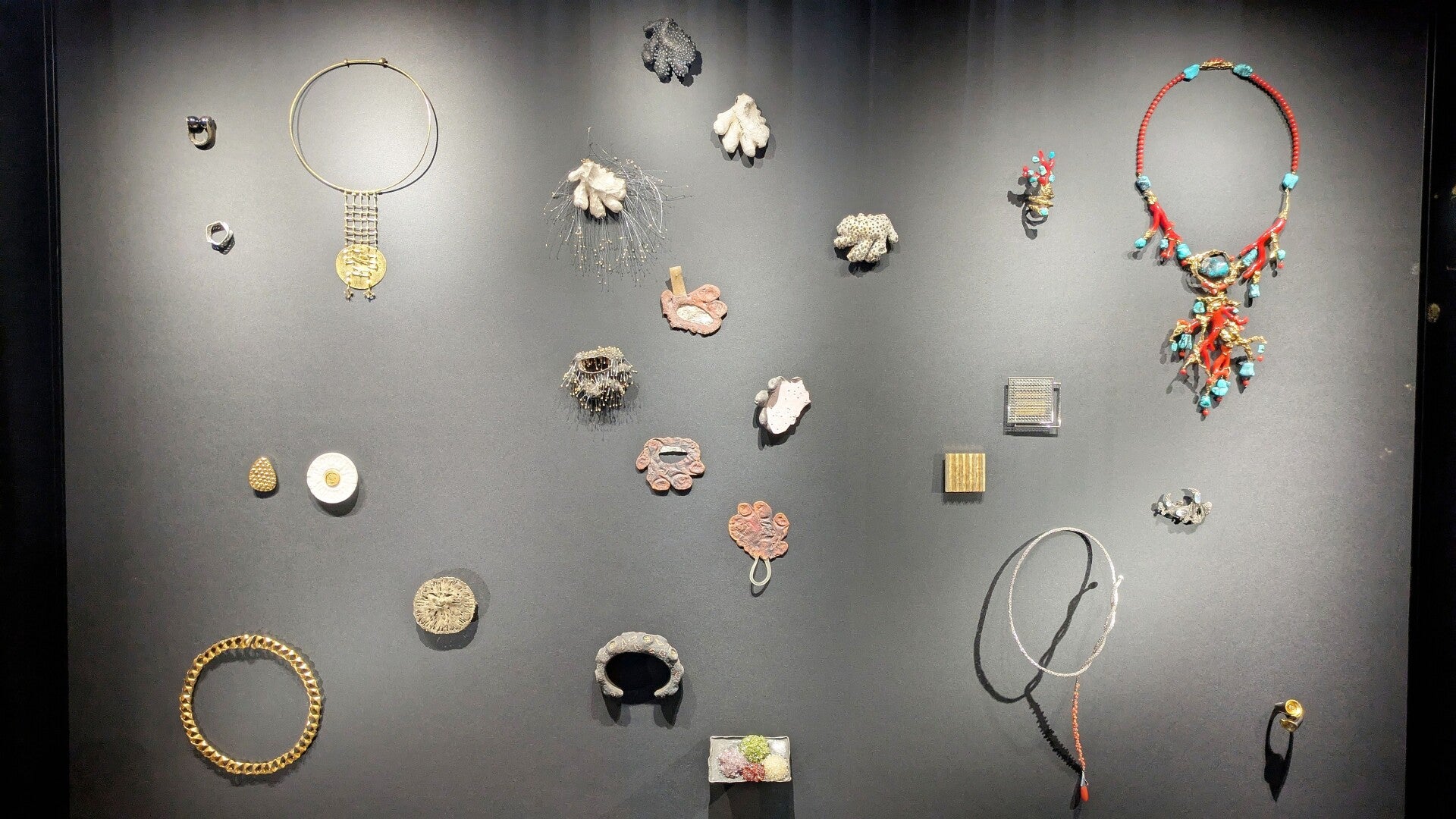 Zwischen Handwerk und Vision – 7000 Jahre Schmuck im MAKK