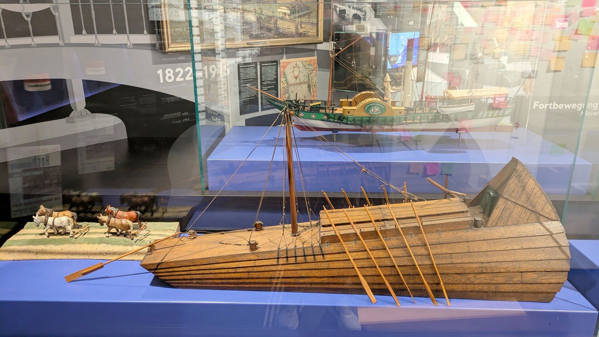 Nachbau eines Rheinschiffs um 1800 gezogen von Pferden im Kölschen Stadtmuseum