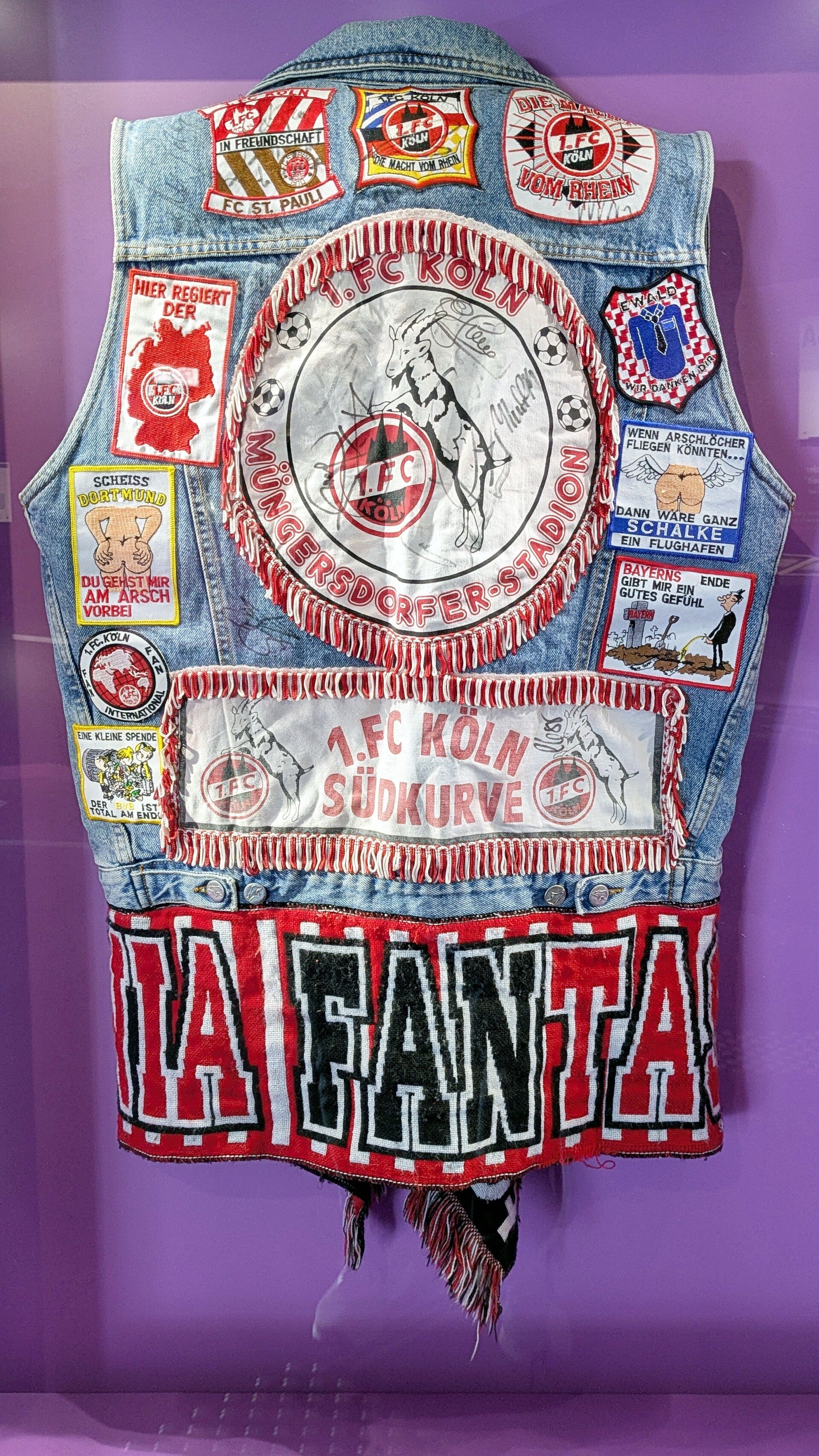 Eine Fan Jacke vom 1. FC Köln in einer Glasvitrine  im Kölschen Stadtmuseum