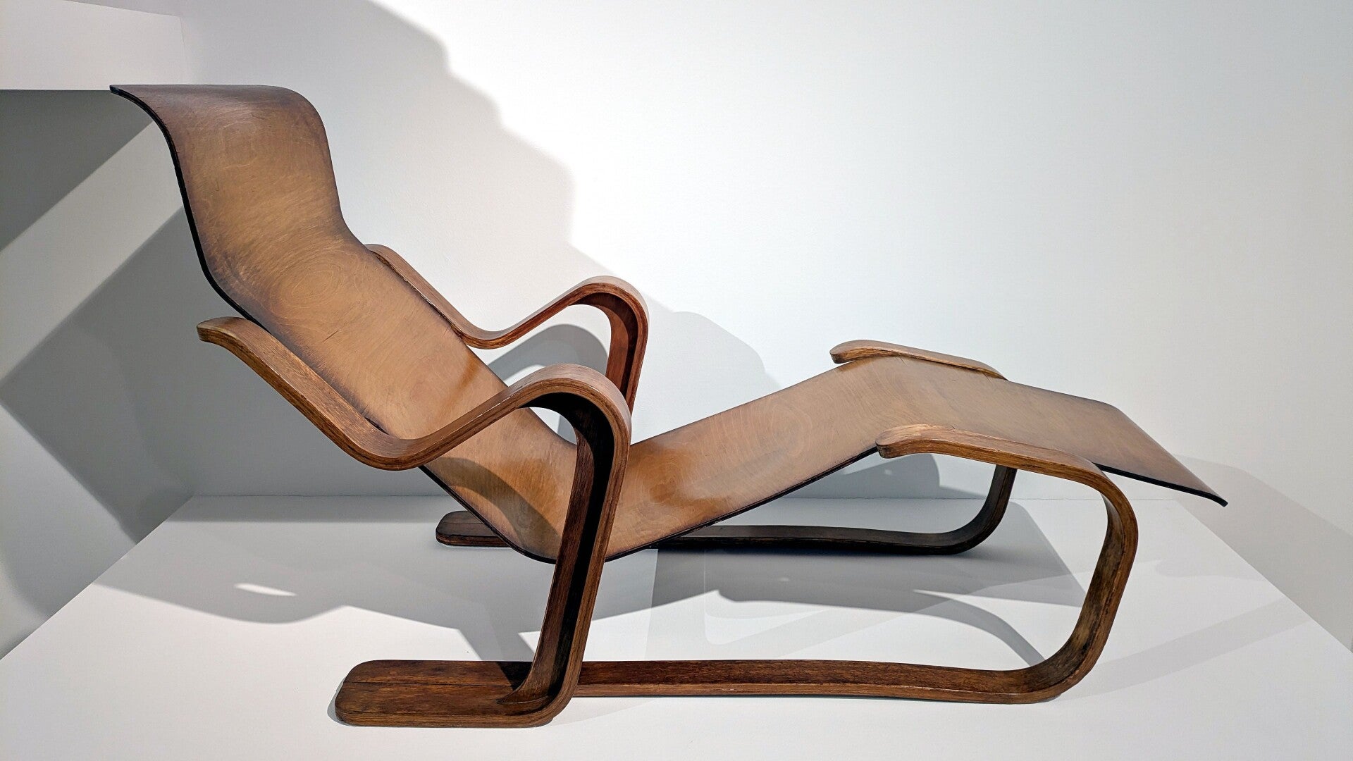 Holzliege  im Design der letzten Jahrzehnte im Museum MAKK