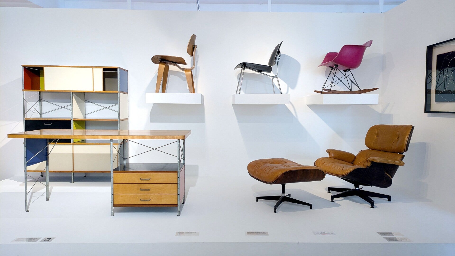 Eine Auswahl verschiedener Tische und Stühle im Mid Century Design im Museum MAKK