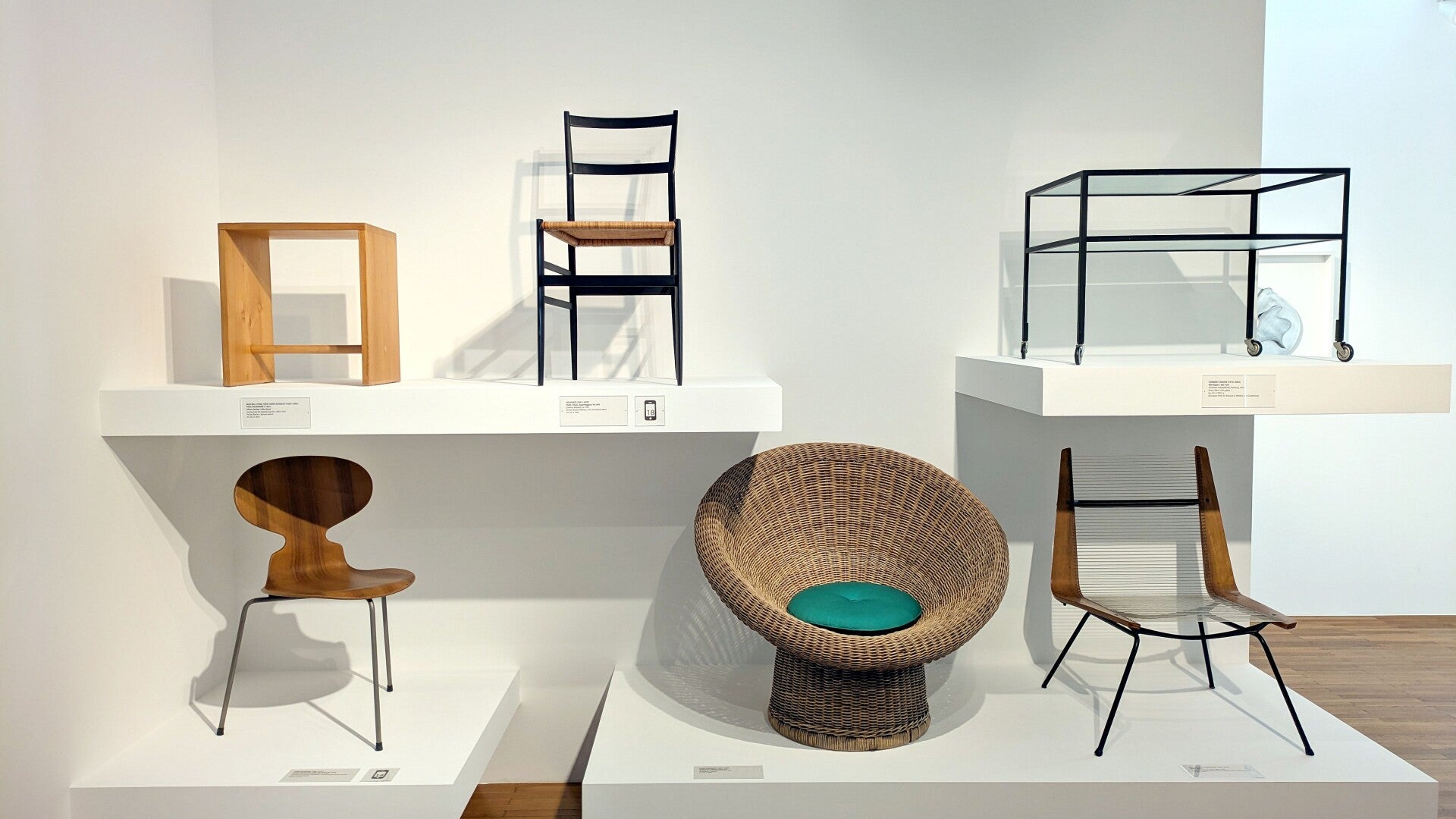 Stühle und Tische im Mid Century Design im  Museum MAAK