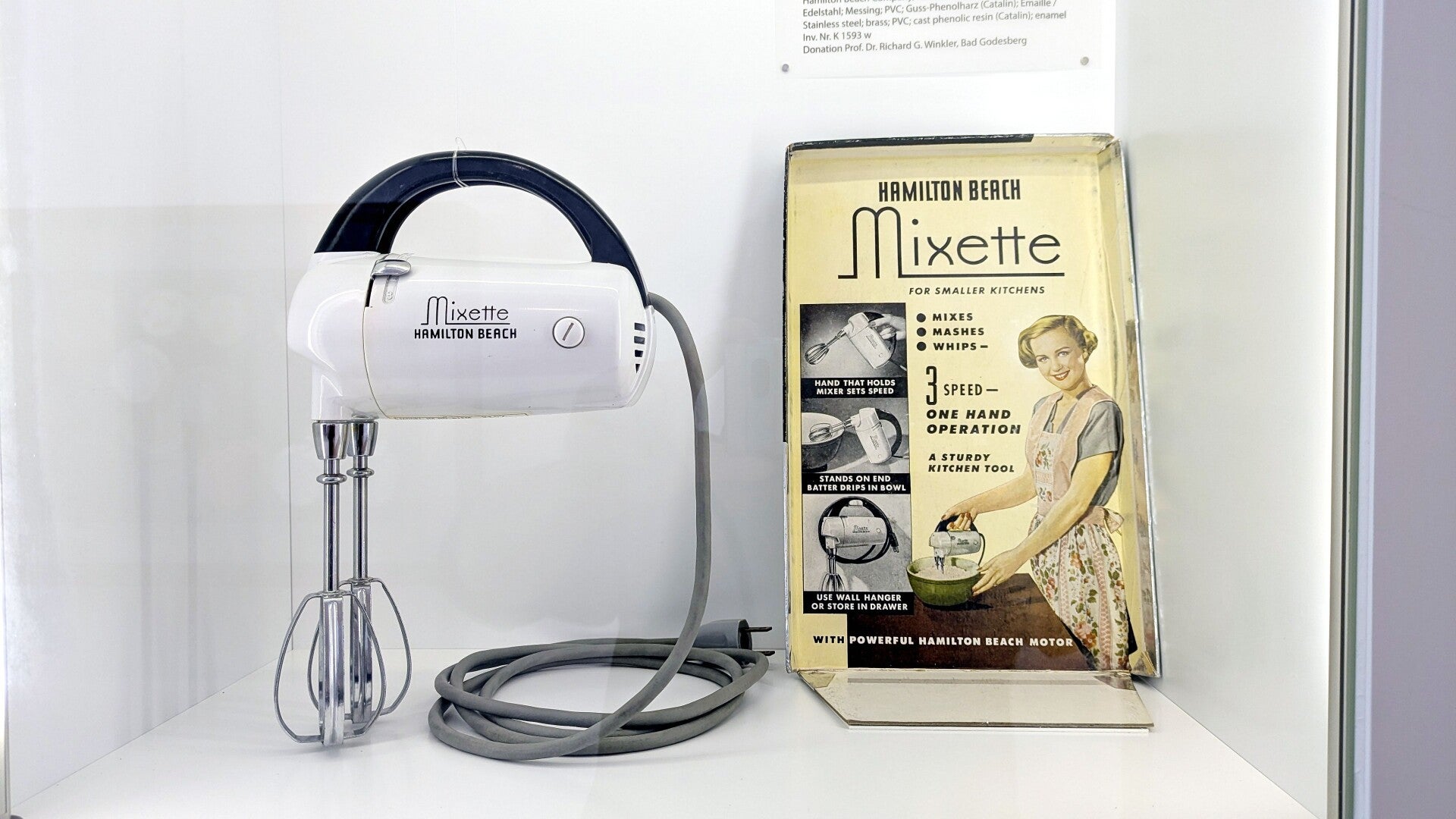 Handmixer im Industriedesign vergangener Jahrzehnte im Museum MAKK