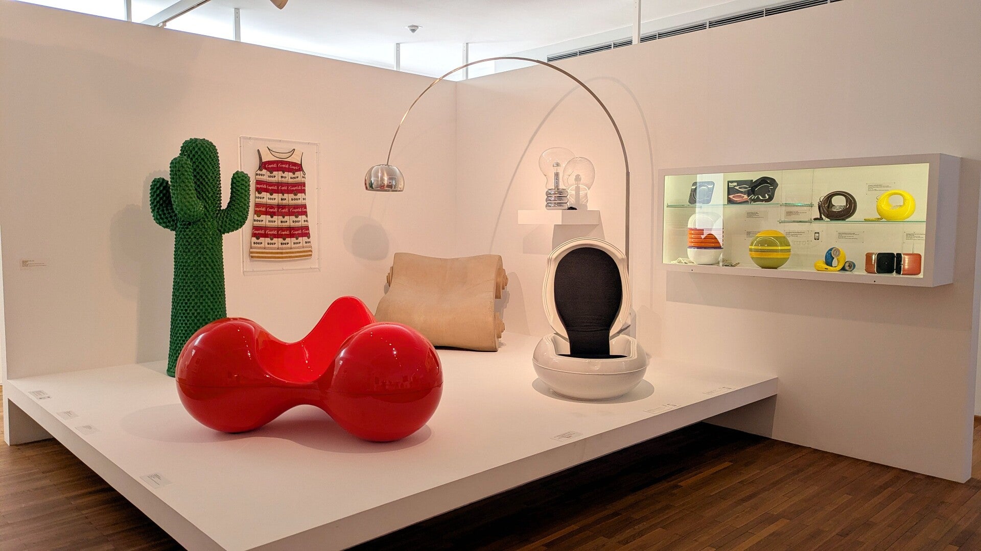 Farbige Objekte im Pop Art Design im Museum MAKK