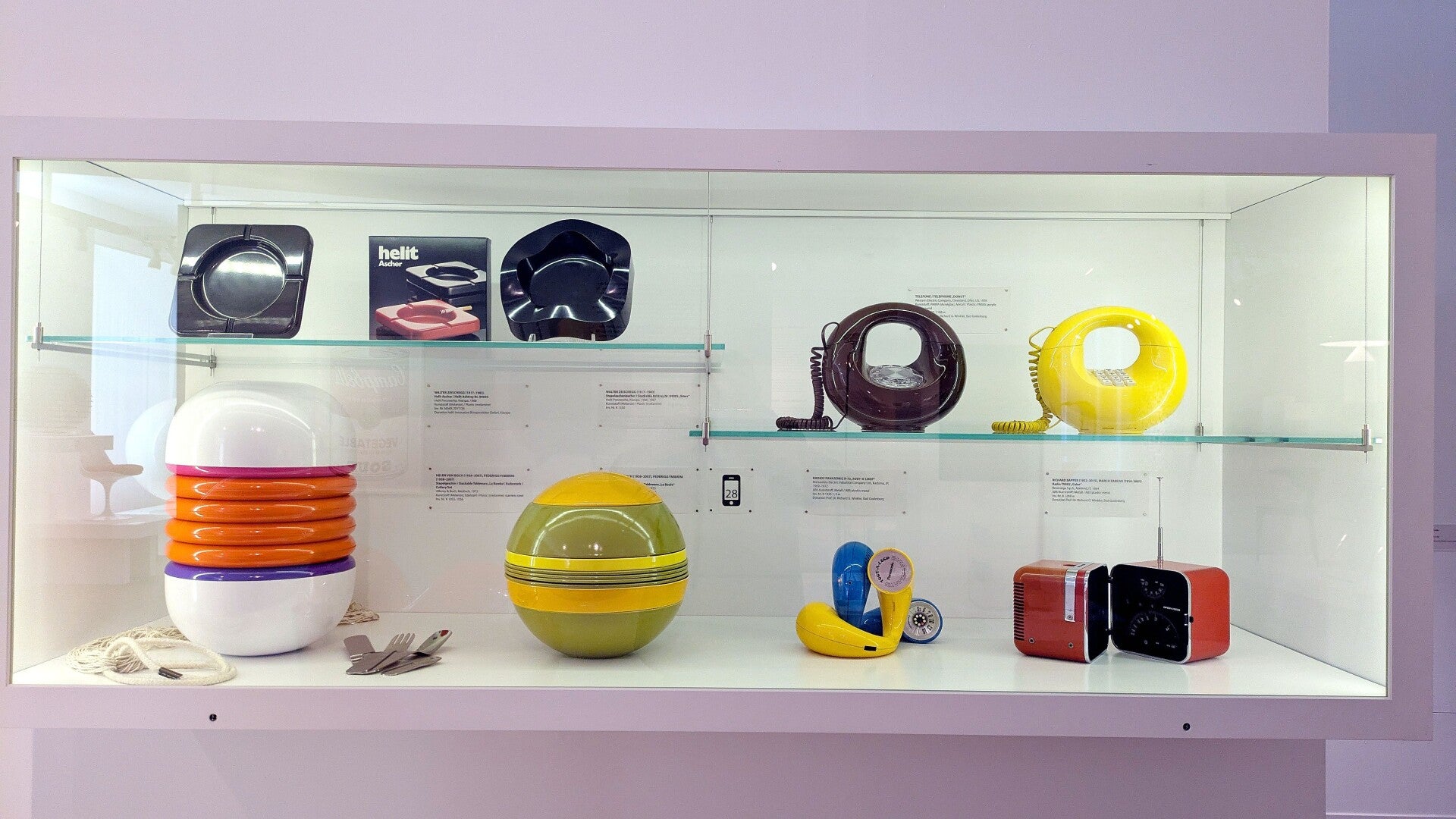Glasvitrine mit bunten Radios im Pop Art Design im Museum MAKK