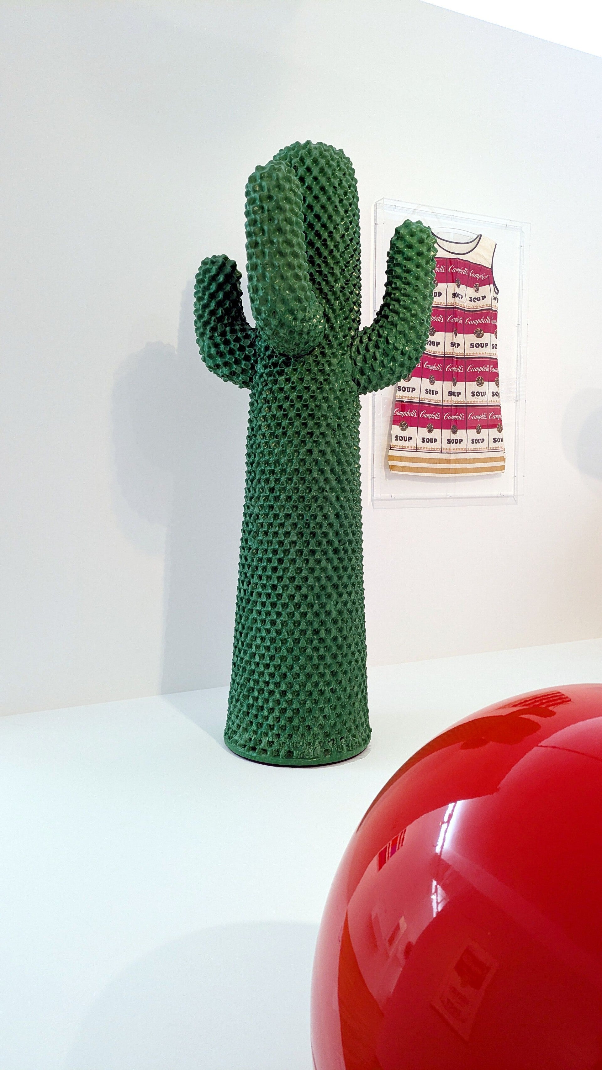 Nachbildung eines Kaktus im Pop Art Stil im Museum MAKK