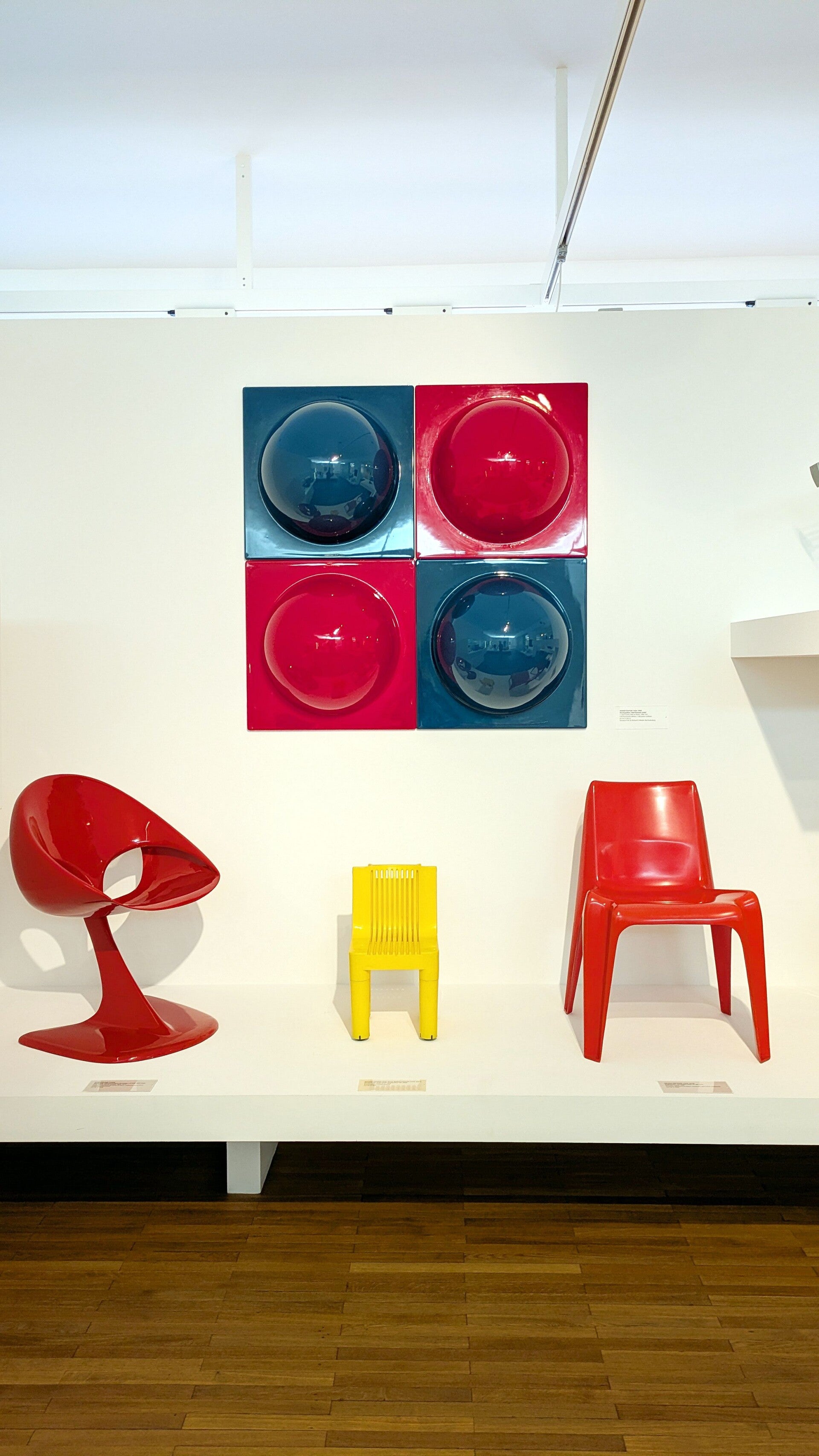 Bunte Stühle im Pop Art Design im Museum MAKK
