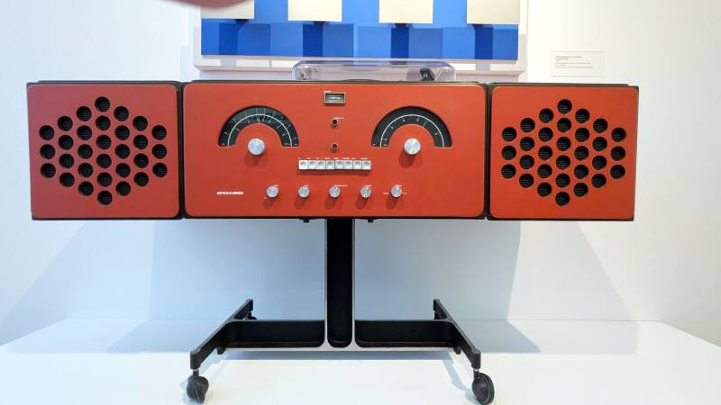 Buntes Stereo Radio im Industriedesign vergangener Jahrzehnte im Museum MAKK