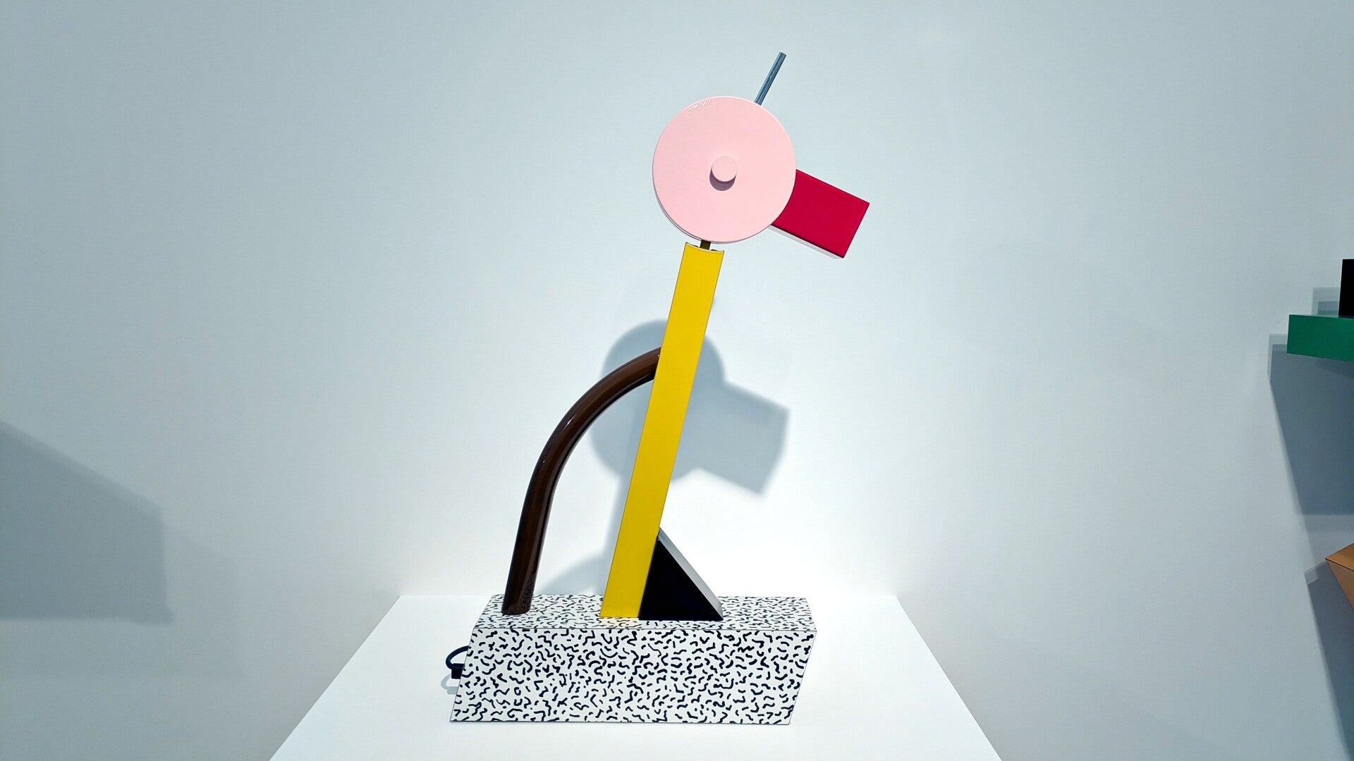 Eine bunte Lampe in Form einesr Ente im Museum MAKK