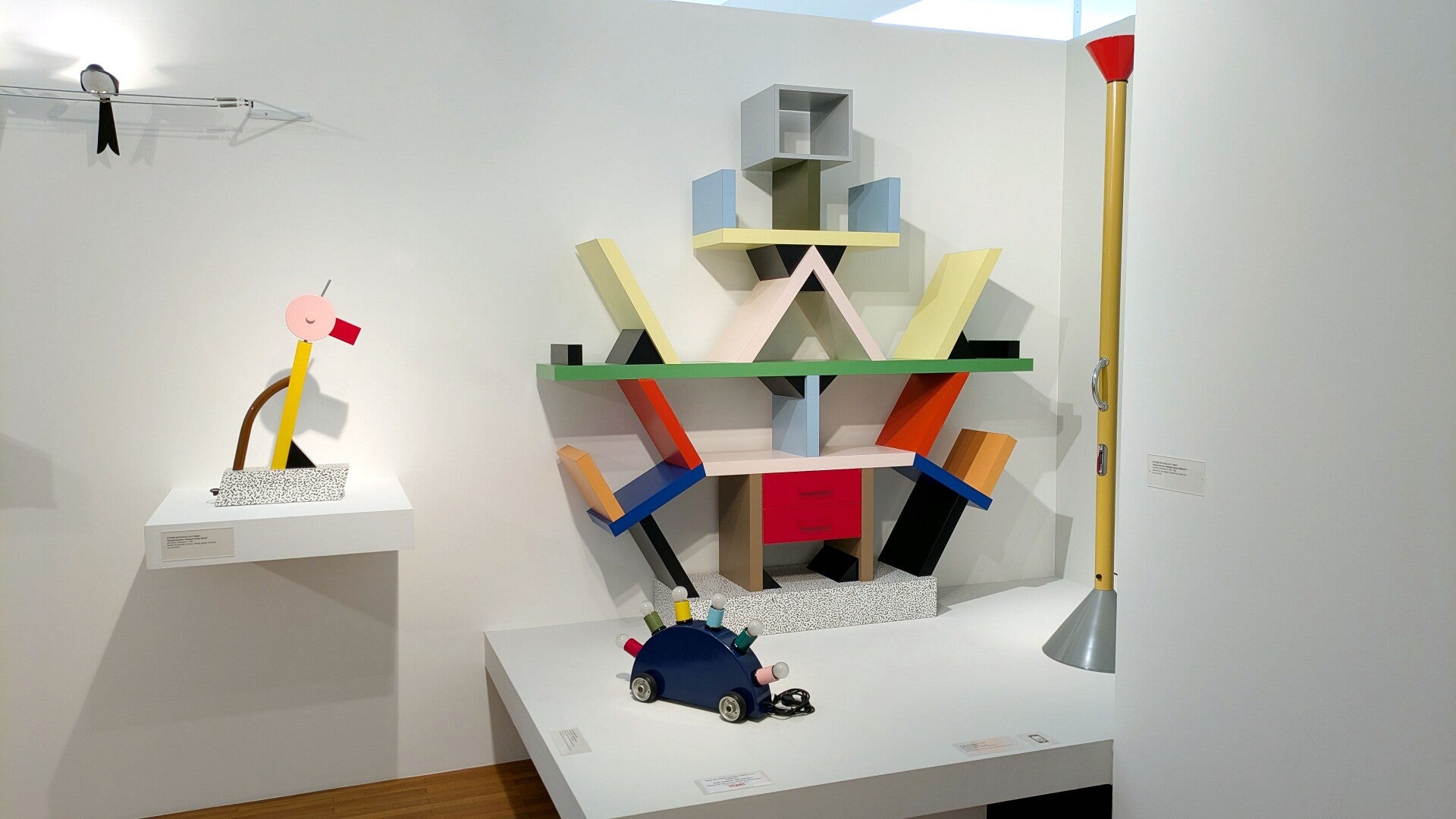 Farbig gestaltetes Bücherregal in der Designausstellung des MAKK