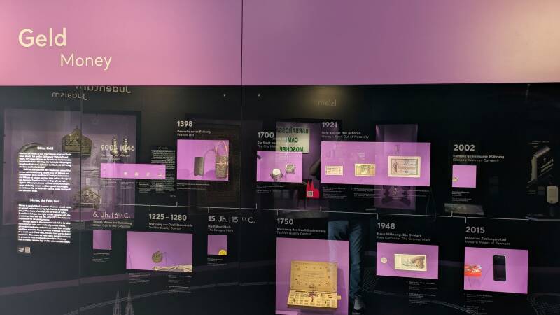 Eine Sammlung über Geldmünzen und Scheine ab dem 6. Jahrhundert im Kölschen Stadtmuseum