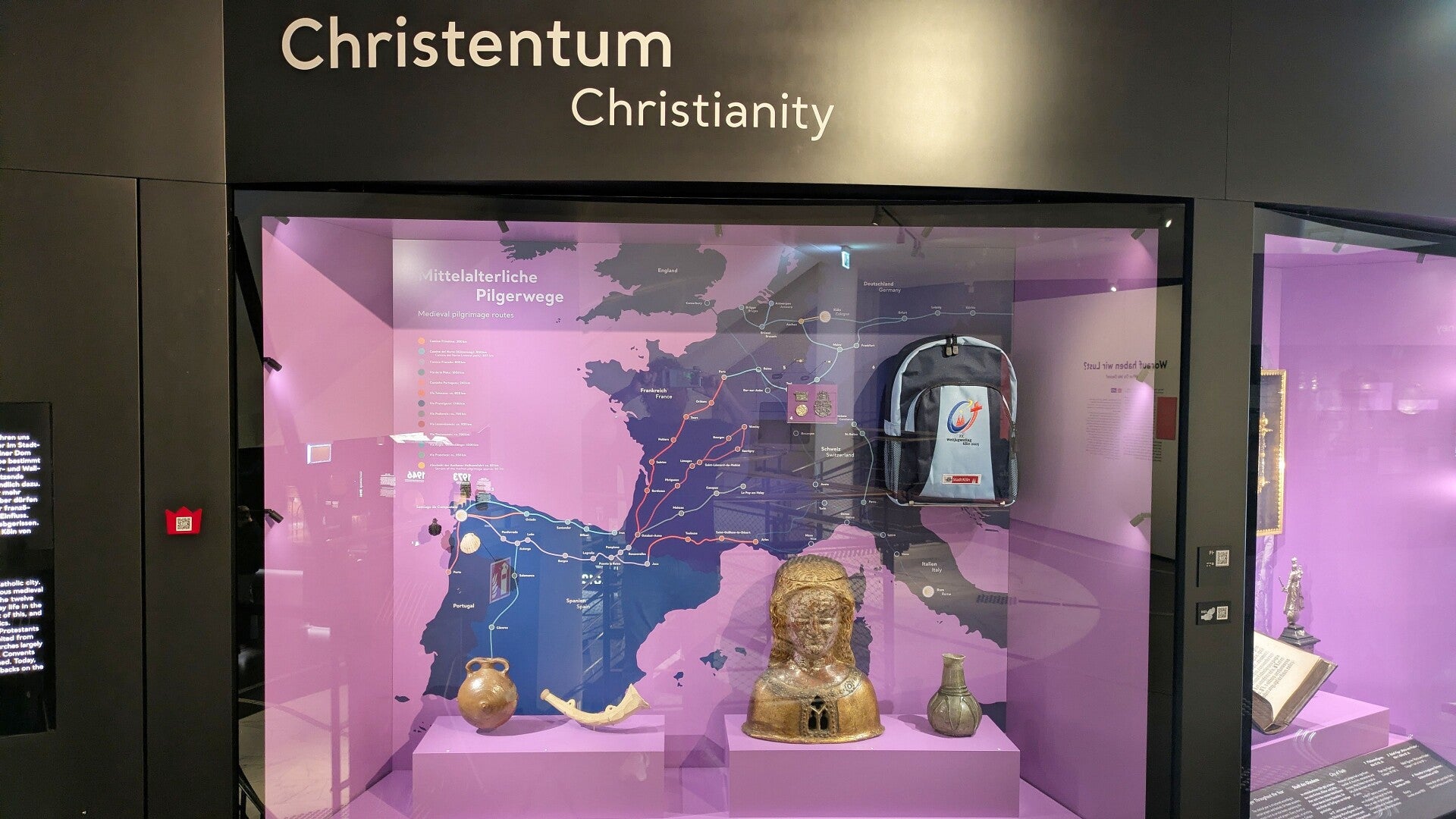 Glasvitine mit Schätzen aus dem Christentum im Kölschen Stadtmuseum