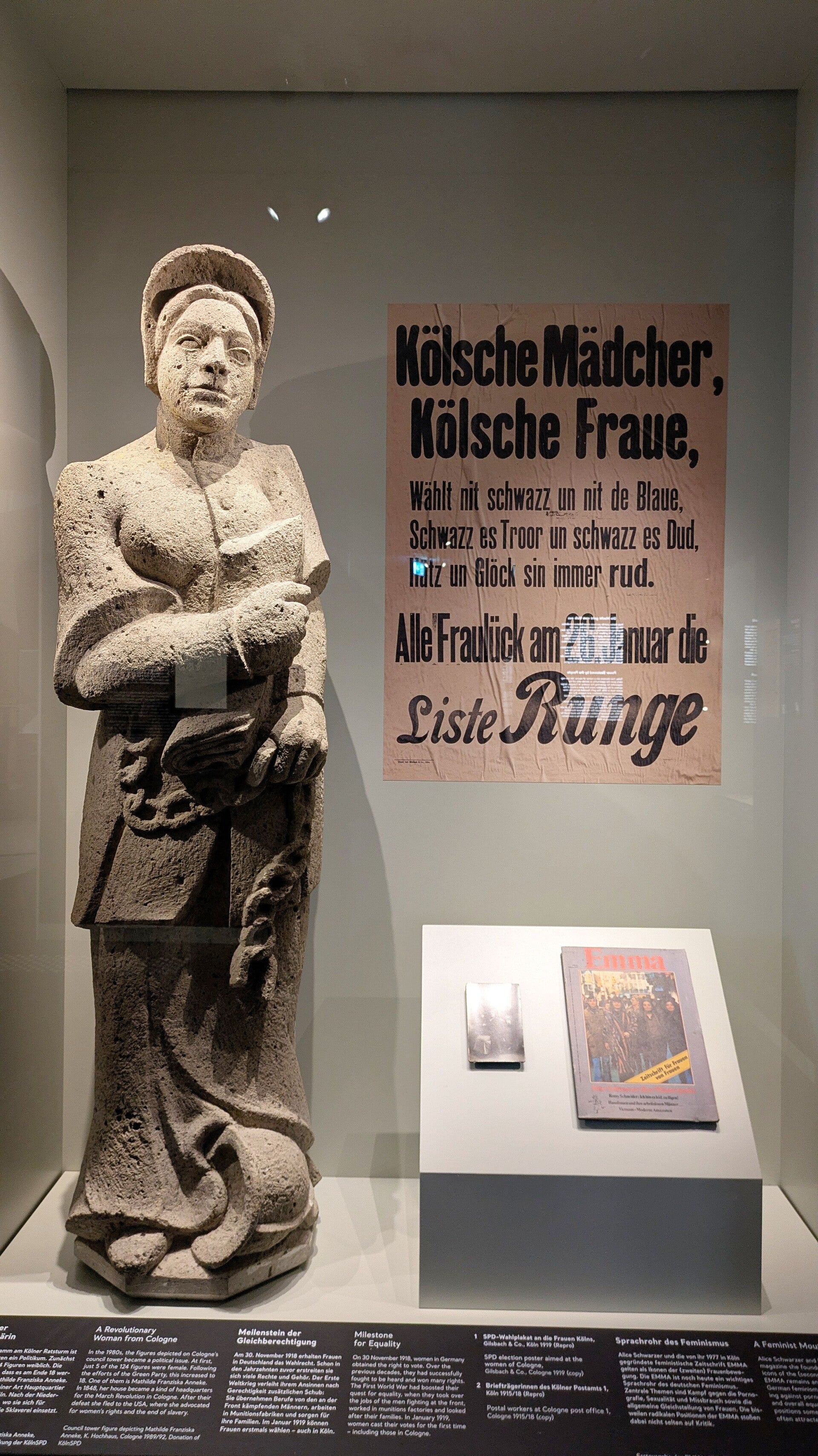 Ein kölsche Mädsche Skulptur aus Sandstein im Kölschen Stadtmuseum